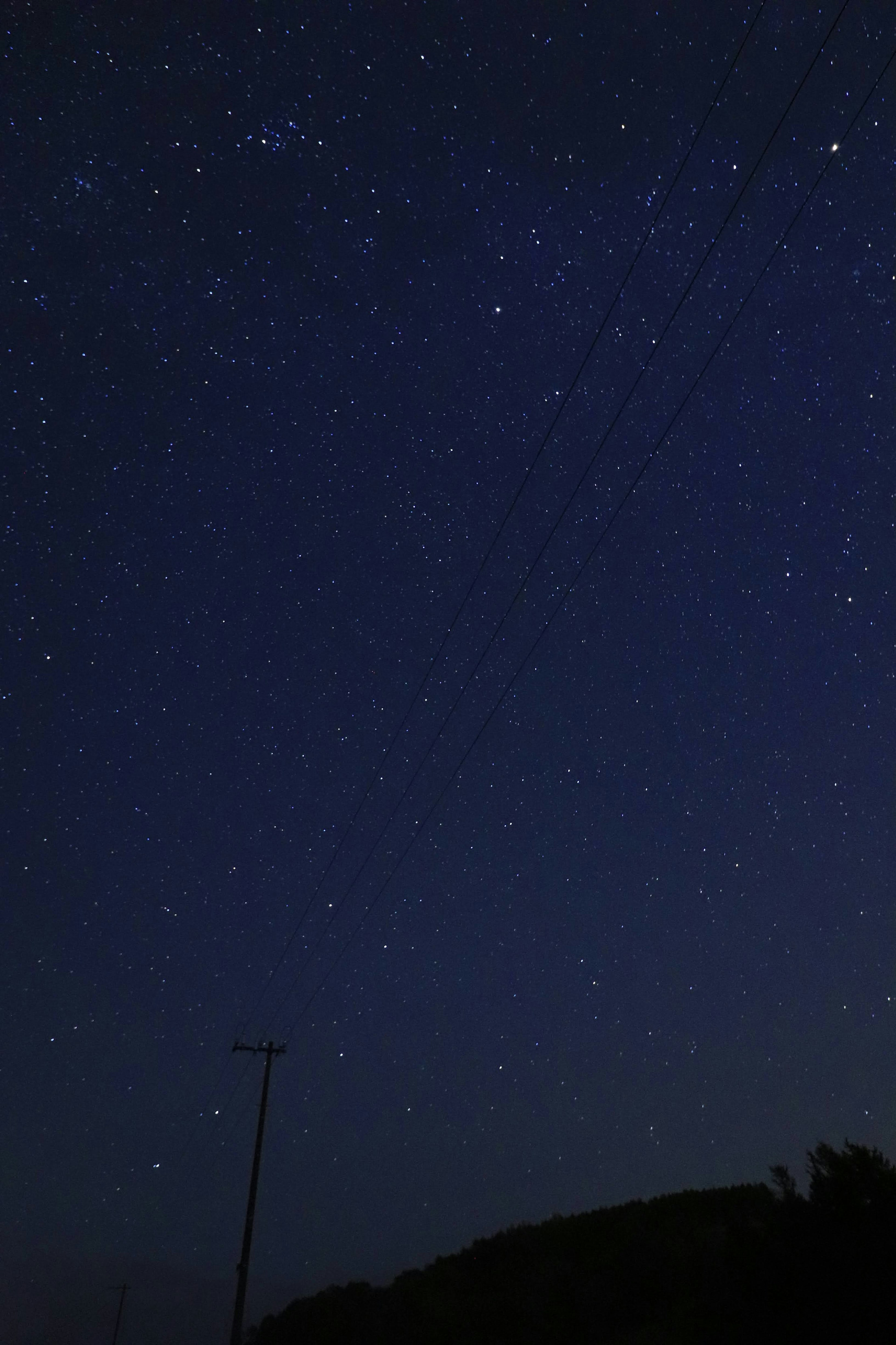 星光闪烁的夜空图像，黑暗背景上的明亮星星