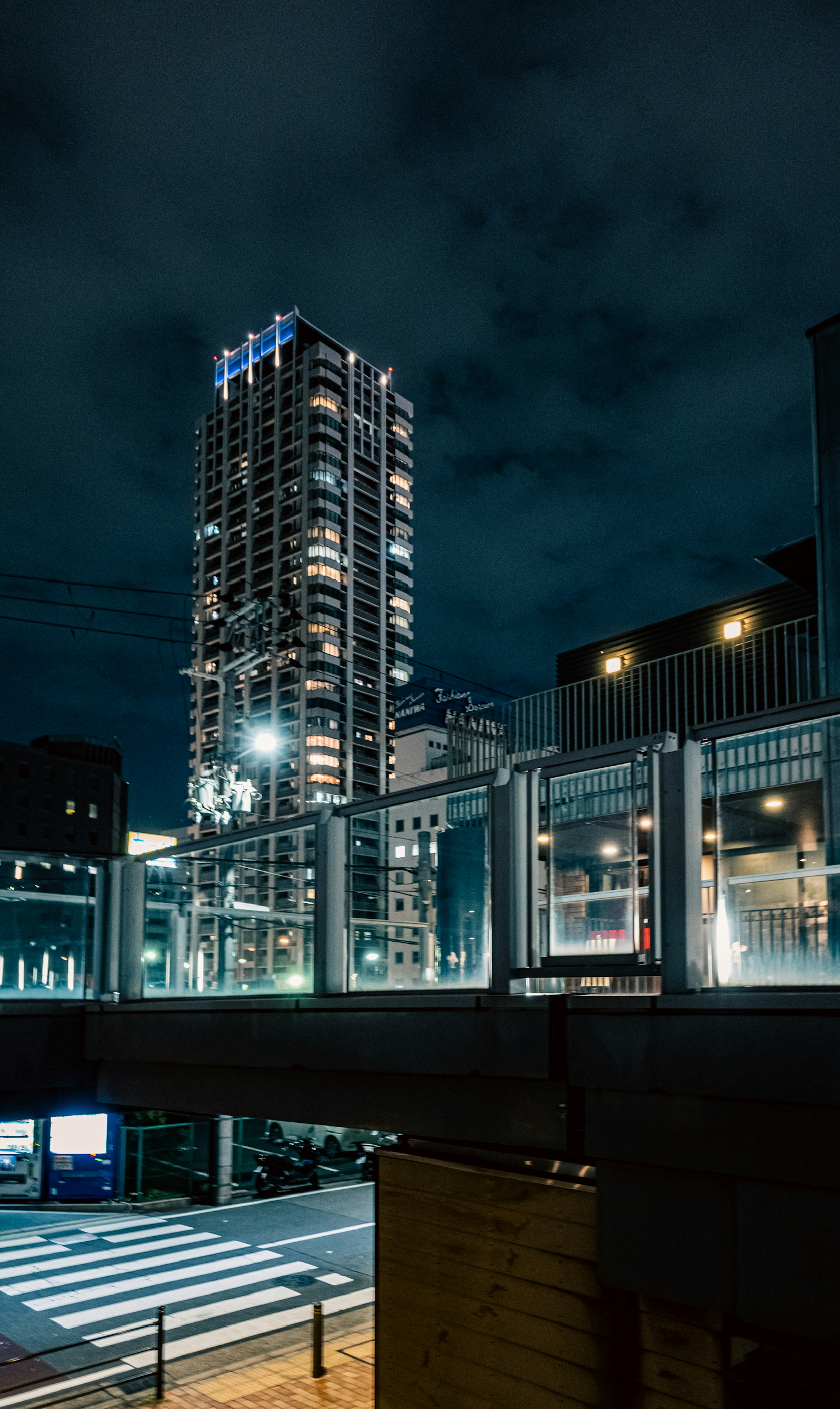 夜晚城市景觀高樓和人行天橋