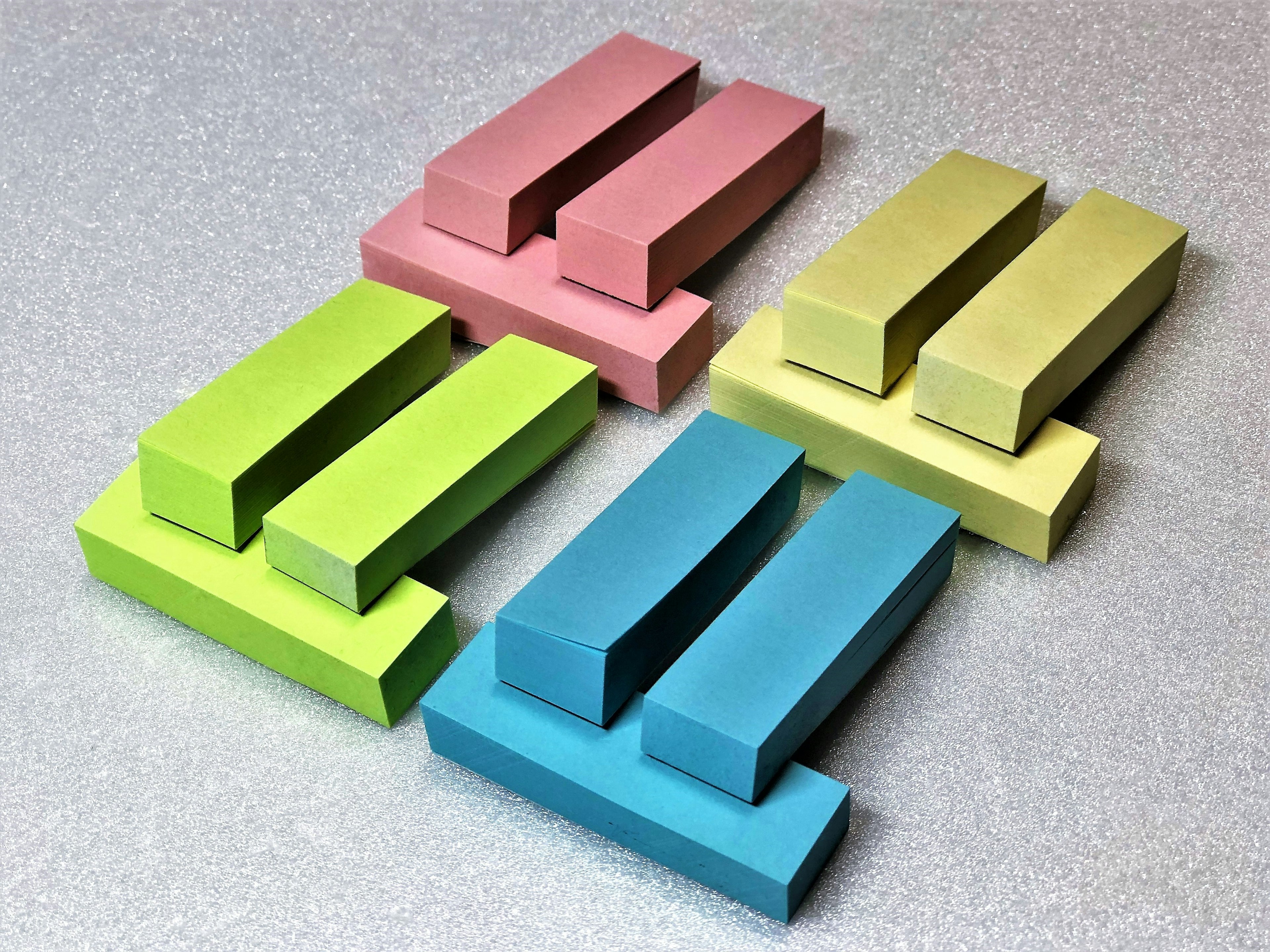 Blocs colorés disposés en motifs superposés