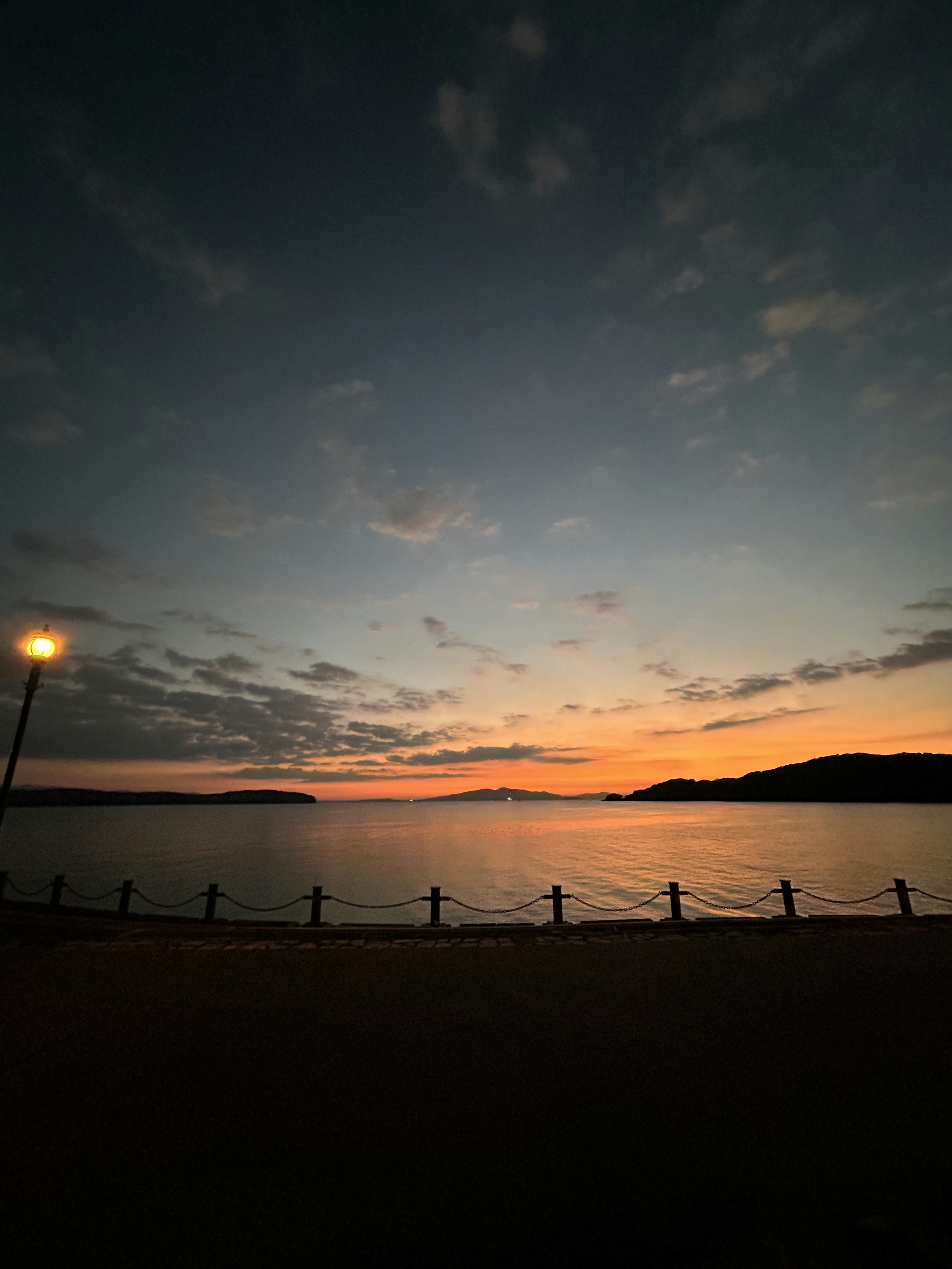 美しい夕焼けが水面に映る風景と灯り