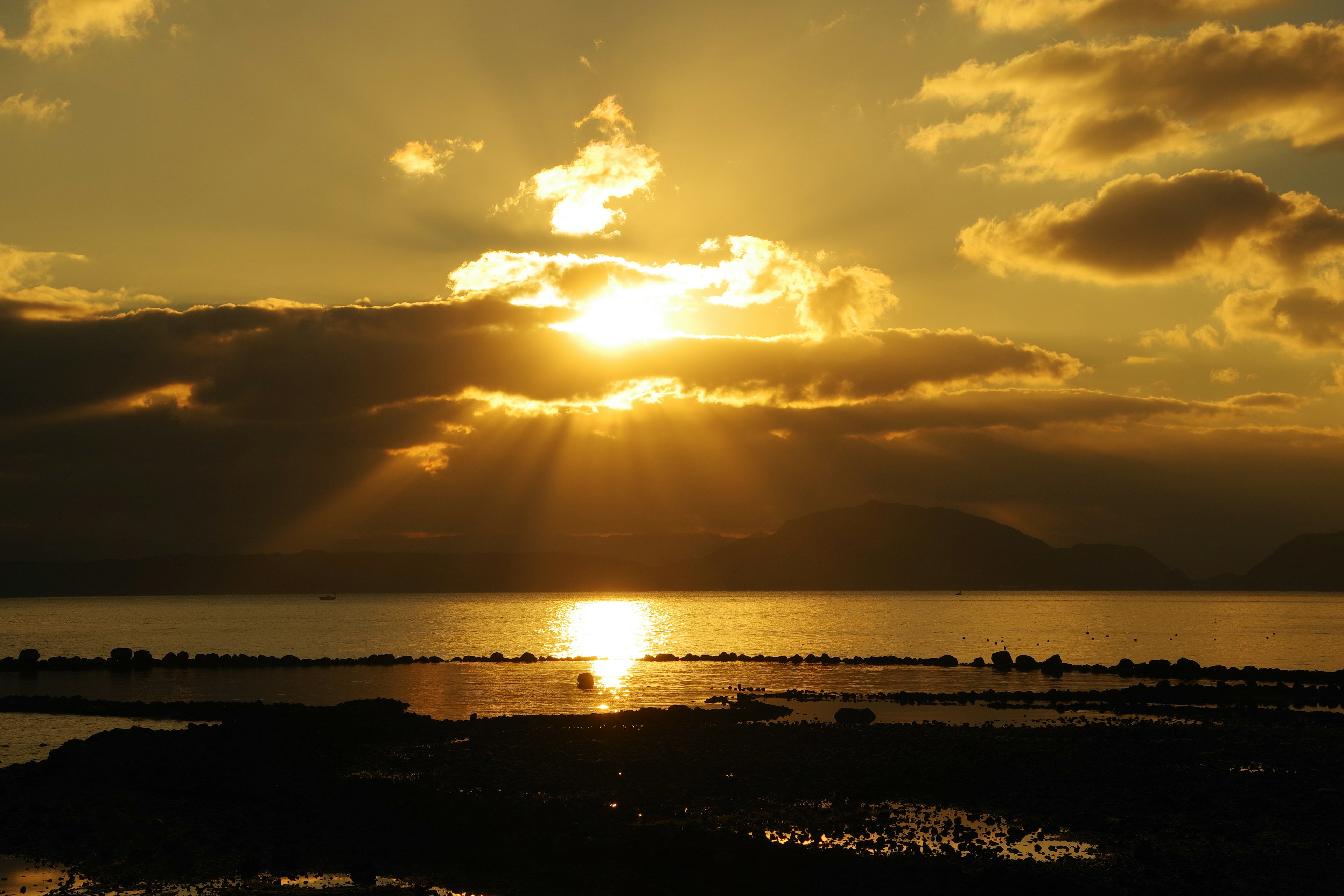 夕日が海に反射する美しい風景