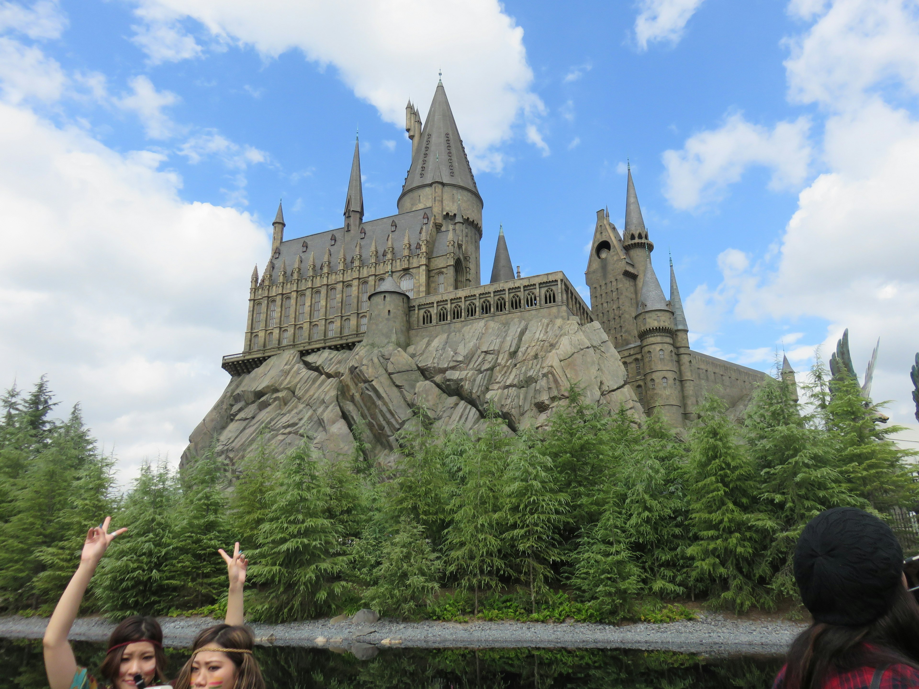 Die majestätische Aussicht auf das Schloss Hogwarts aus Harry Potter vor einem blauen Himmel