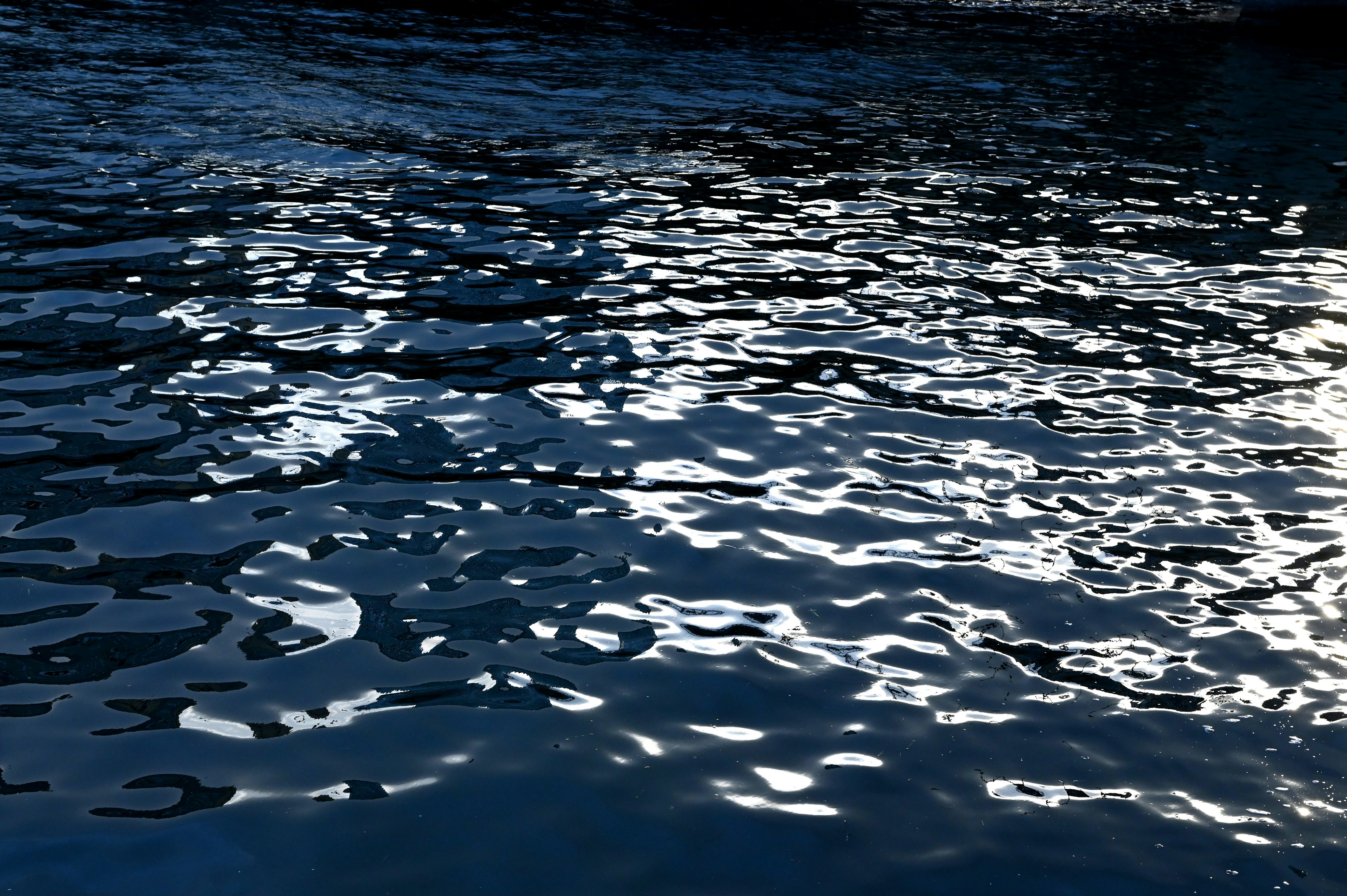 Bild von blauem Wasser mit schönen Reflexionen auf der Oberfläche