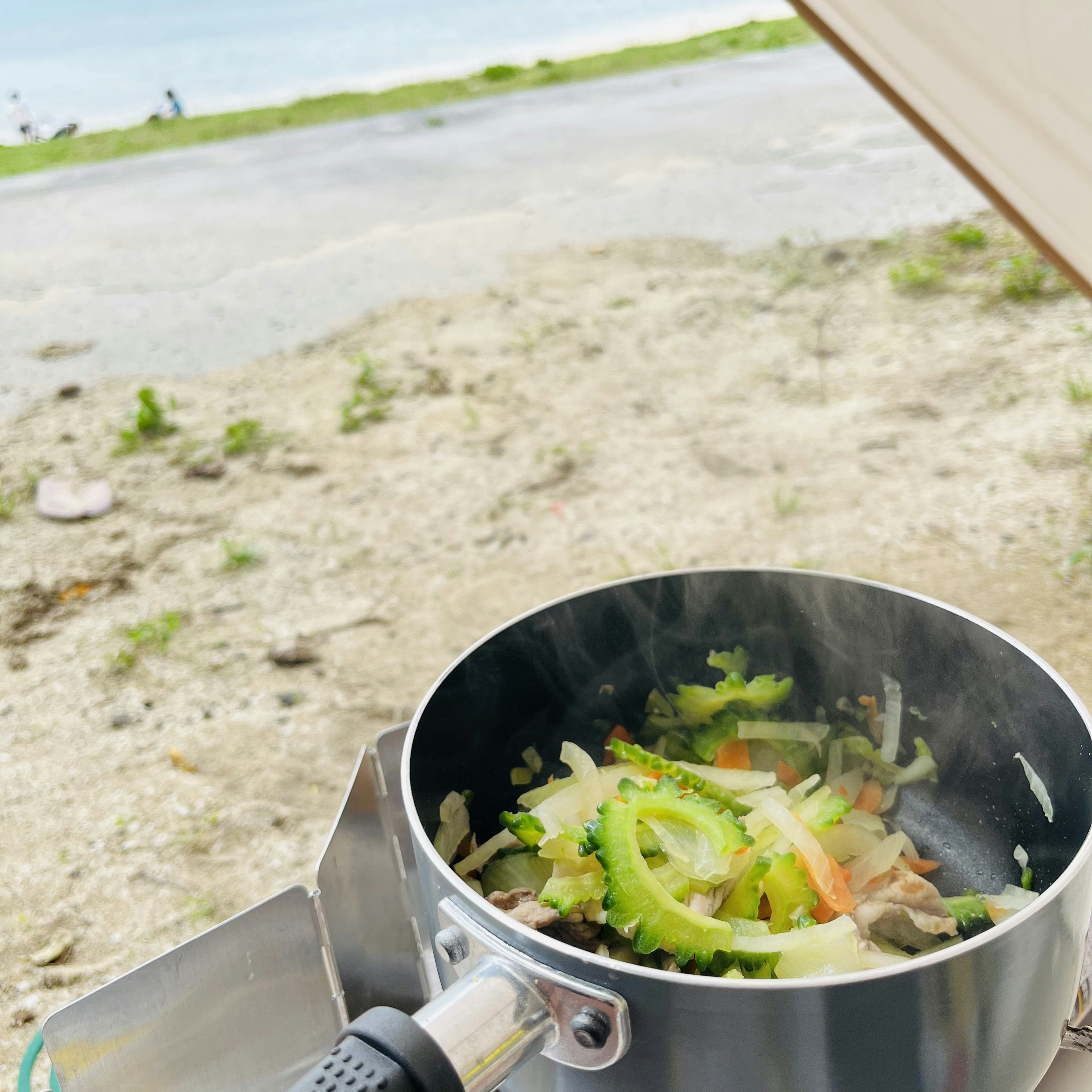 キャンプ場で調理中の野菜と肉の鍋