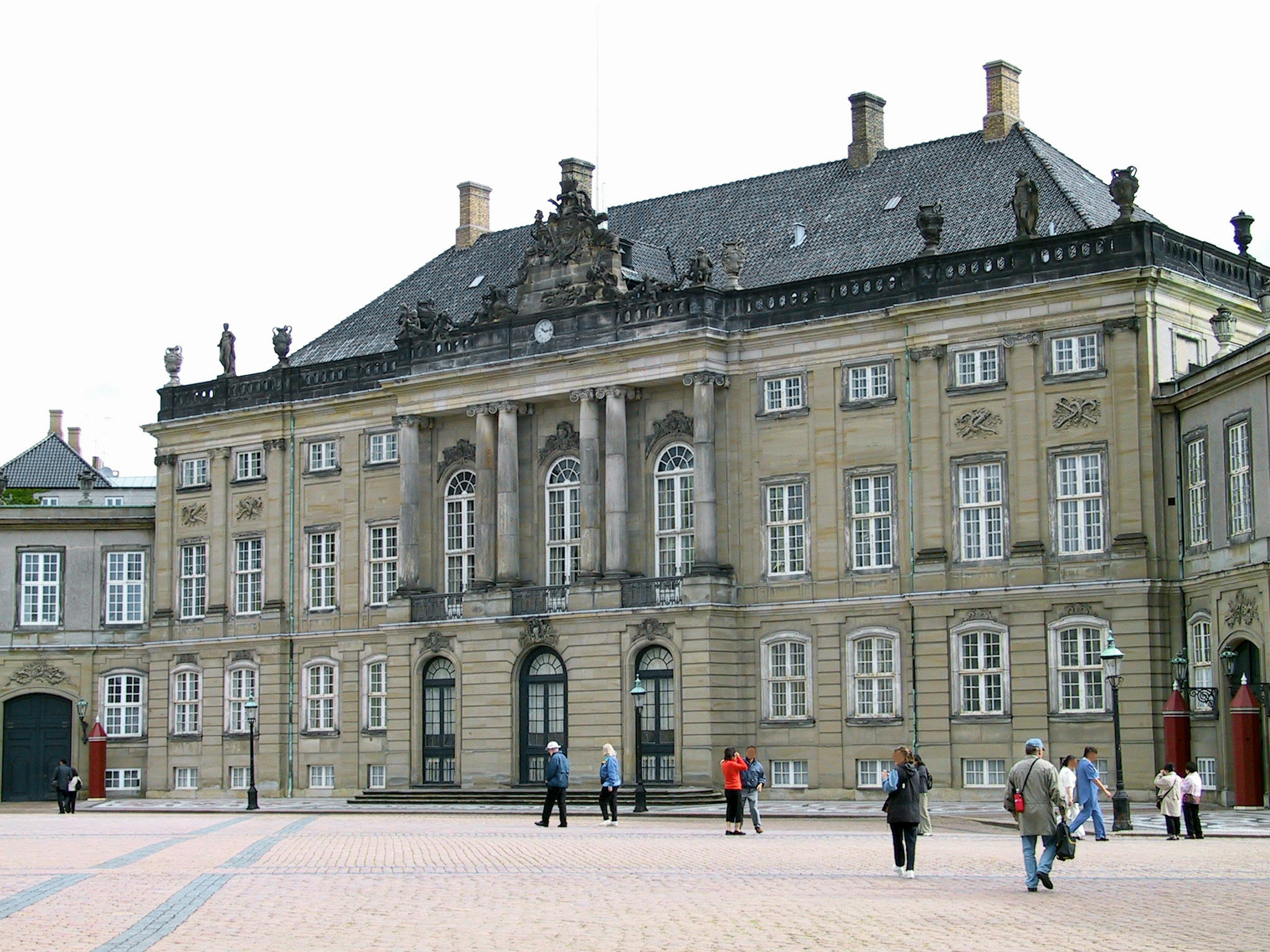 Bâtiment historique avec une architecture ornée dans une place publique