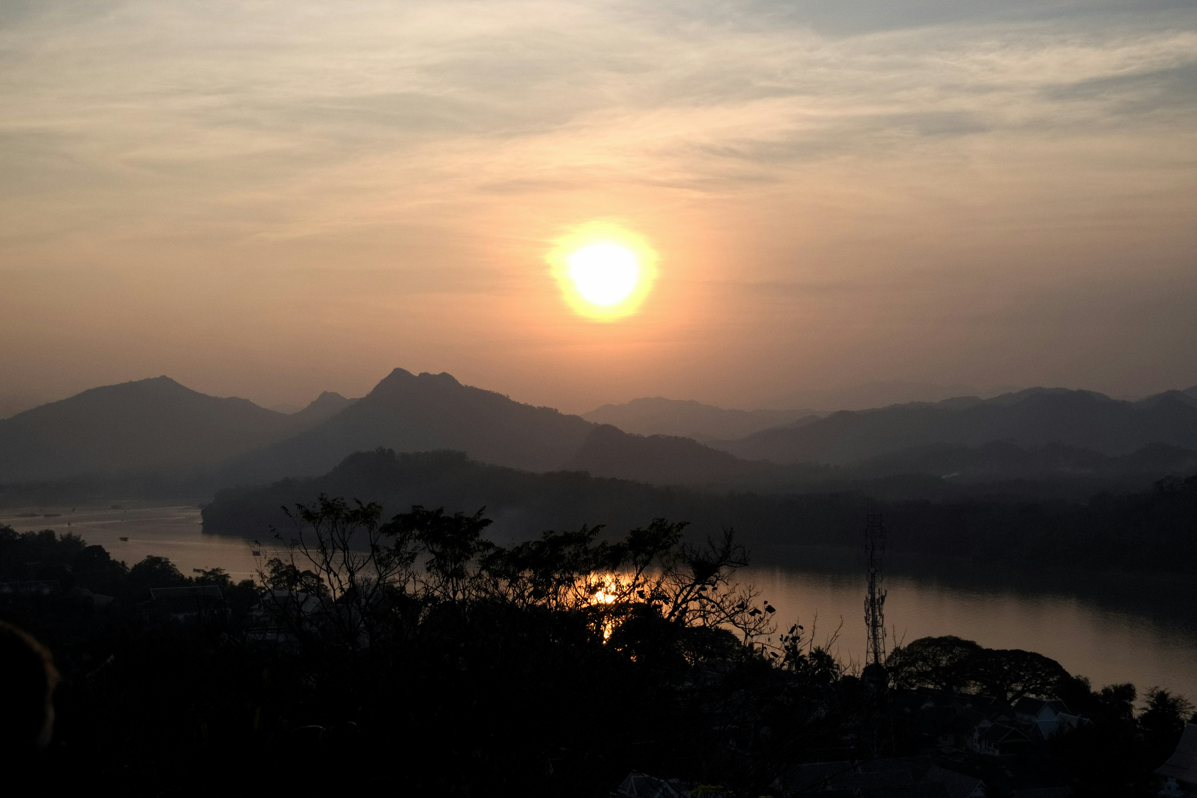 Bellissimo paesaggio con il tramonto dietro le montagne