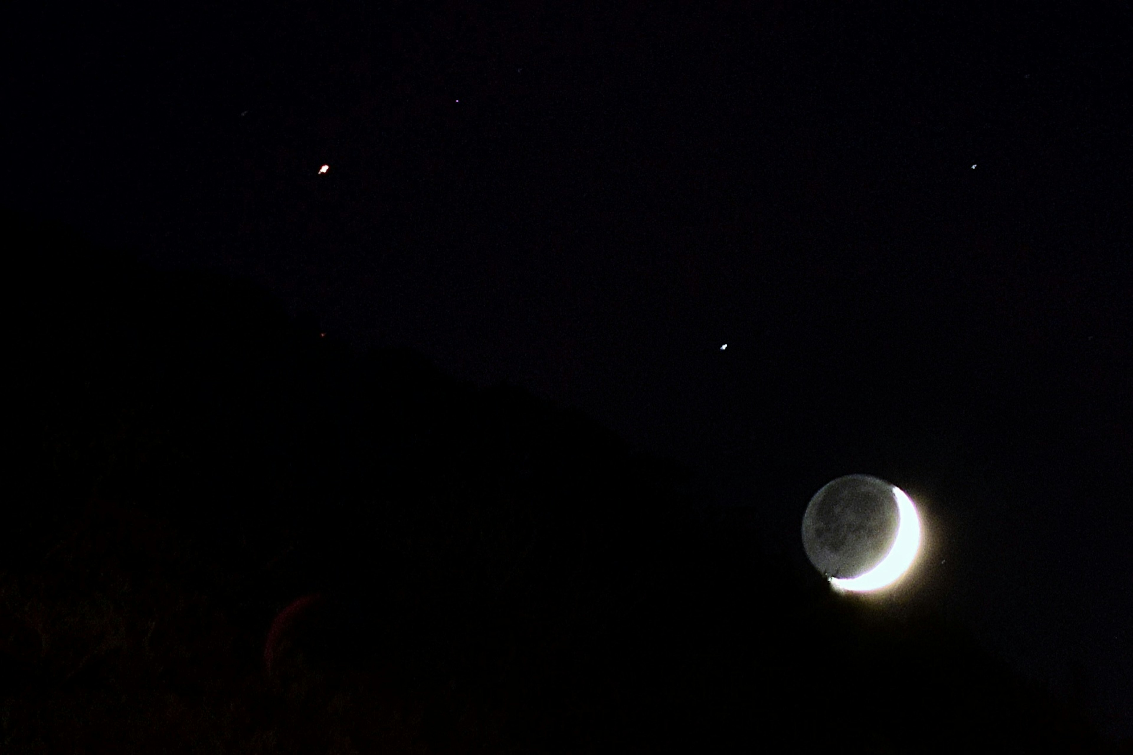 夜空中有新月和星星