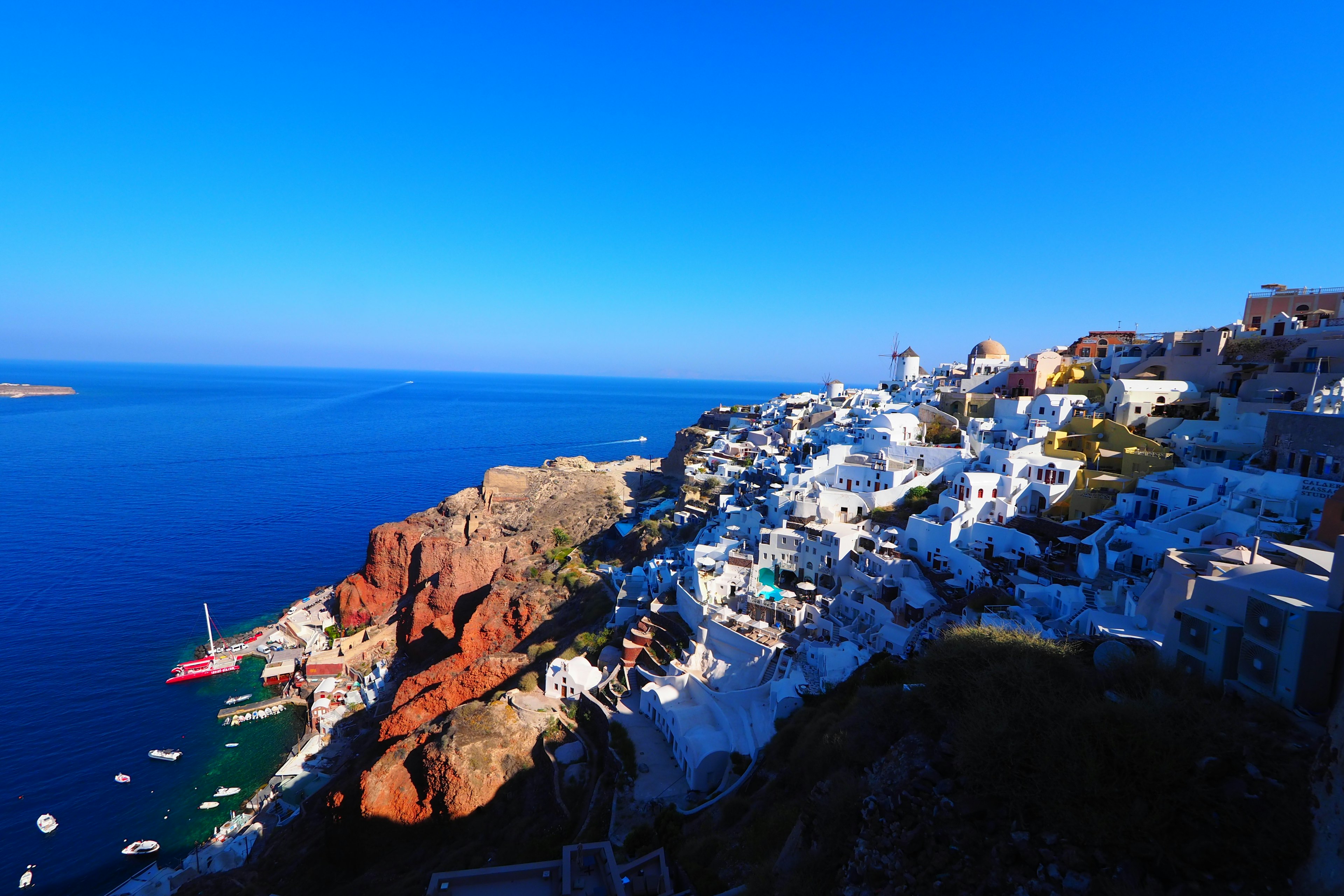 Impresionante vista de Santorini con edificios blancos y mar azul