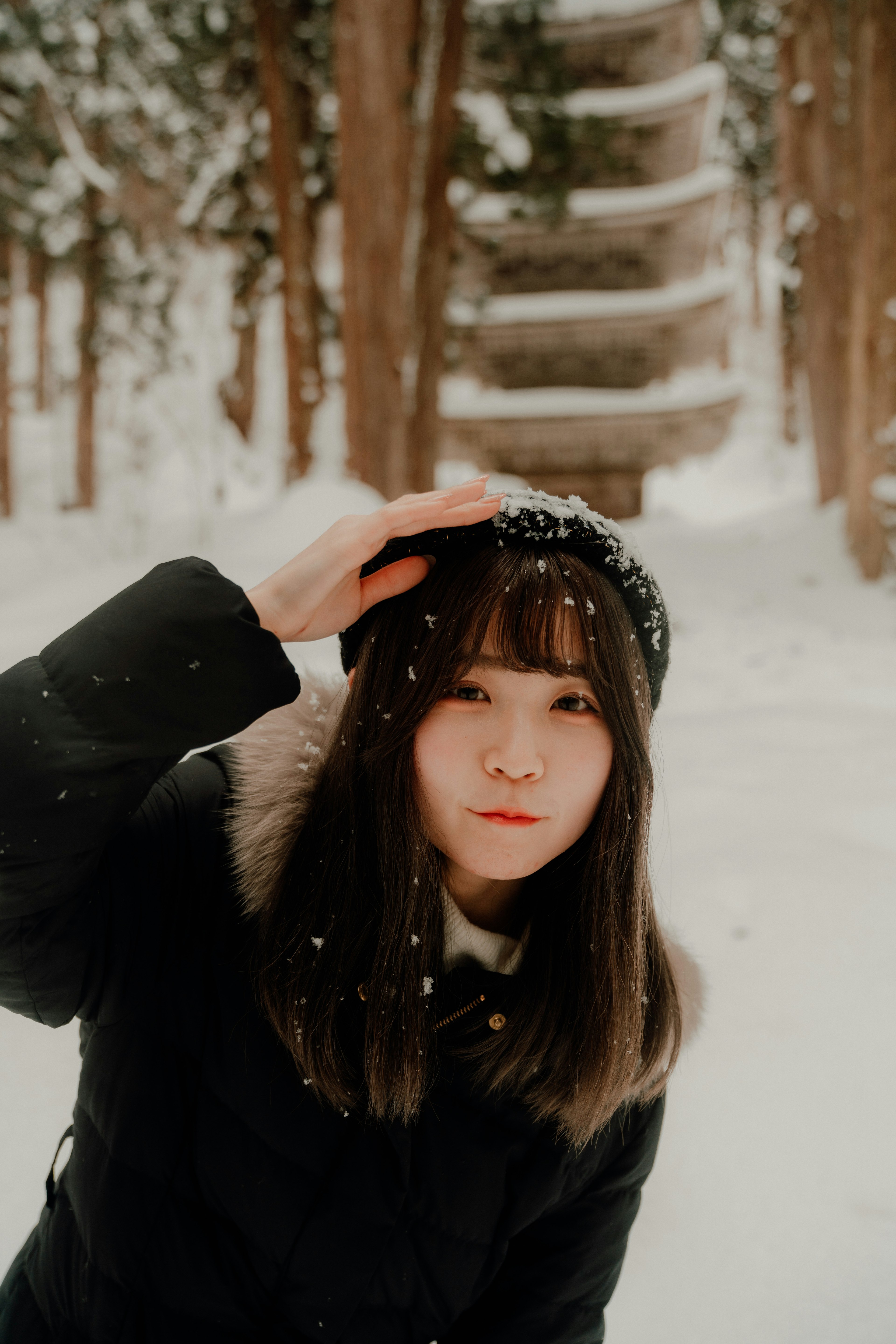 Portrait d'une femme posant dans la neige