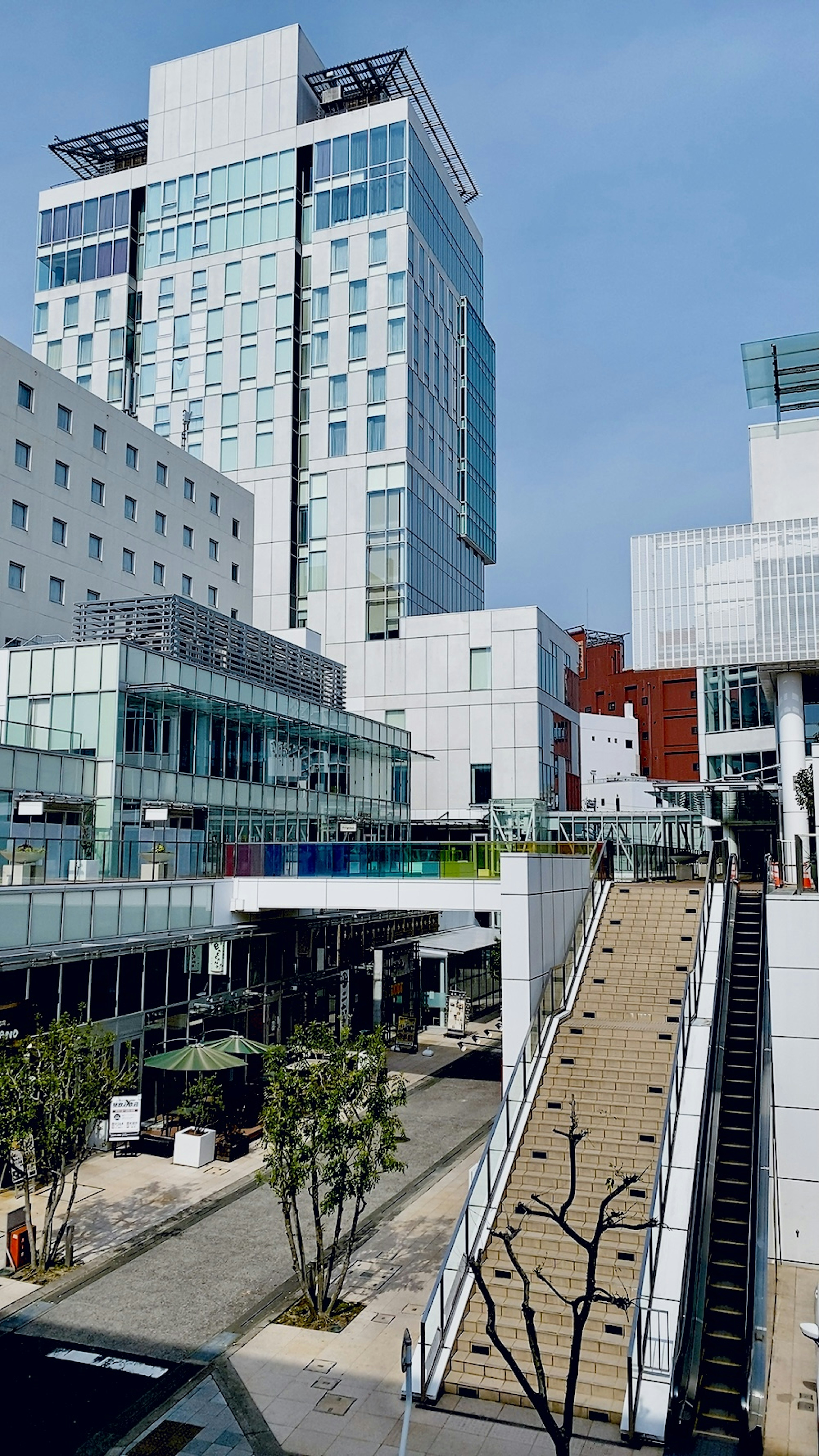 Bâtiments modernes avec de la verdure dans un cadre urbain