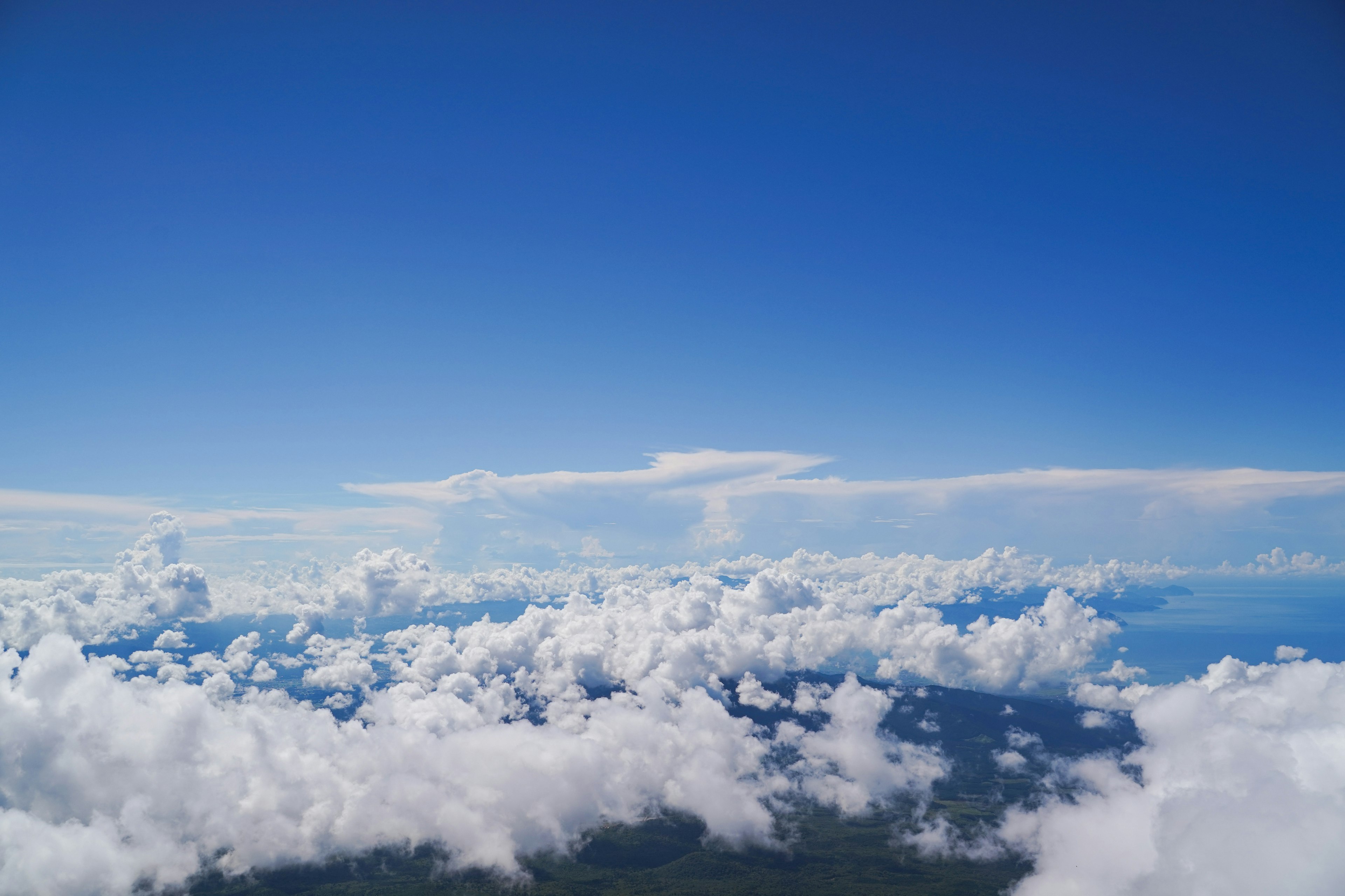 Eine Landschaft mit blauem Himmel und fluffigen weißen Wolken