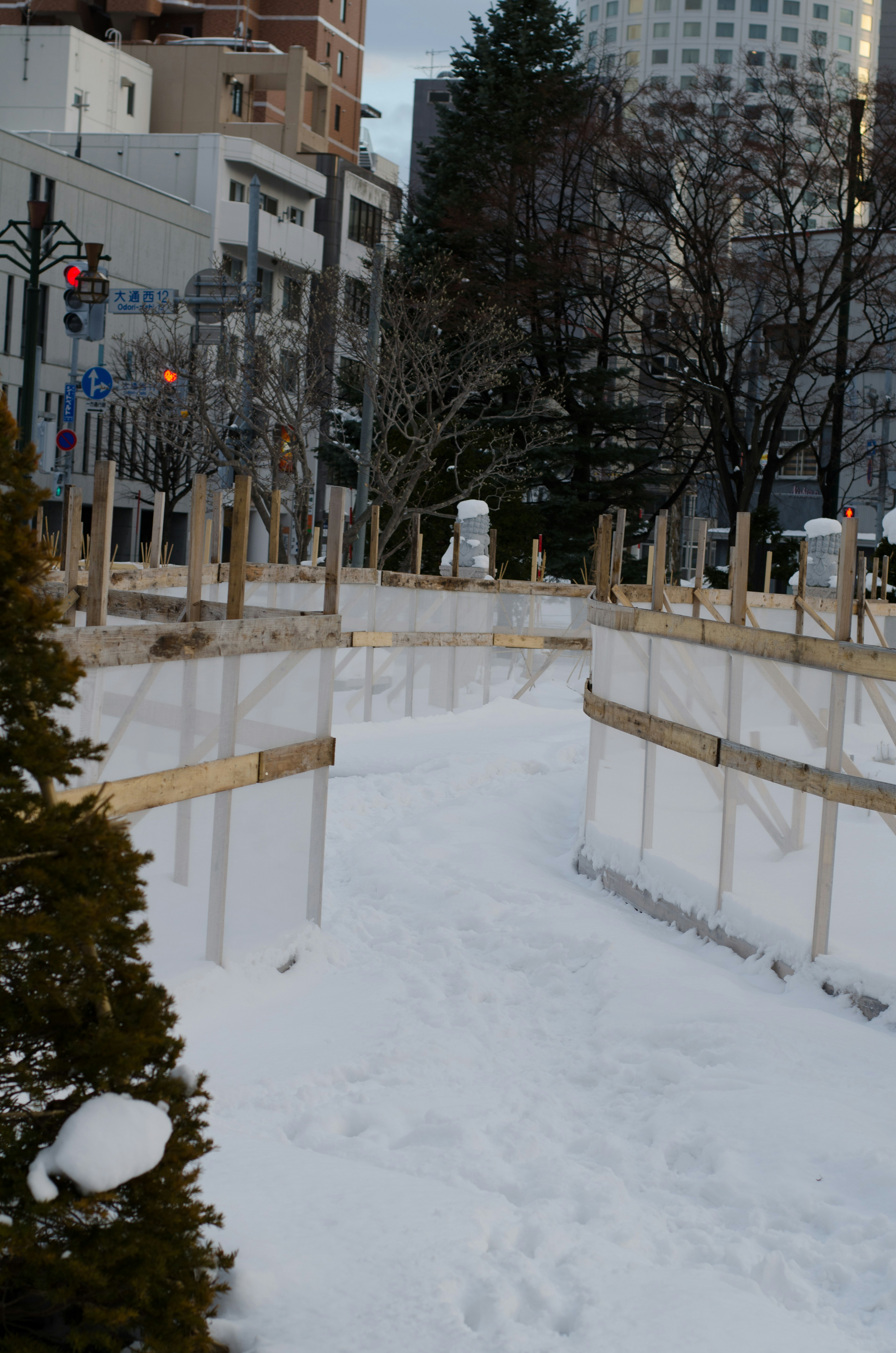 Sentiero coperto di neve con recinzioni in legno