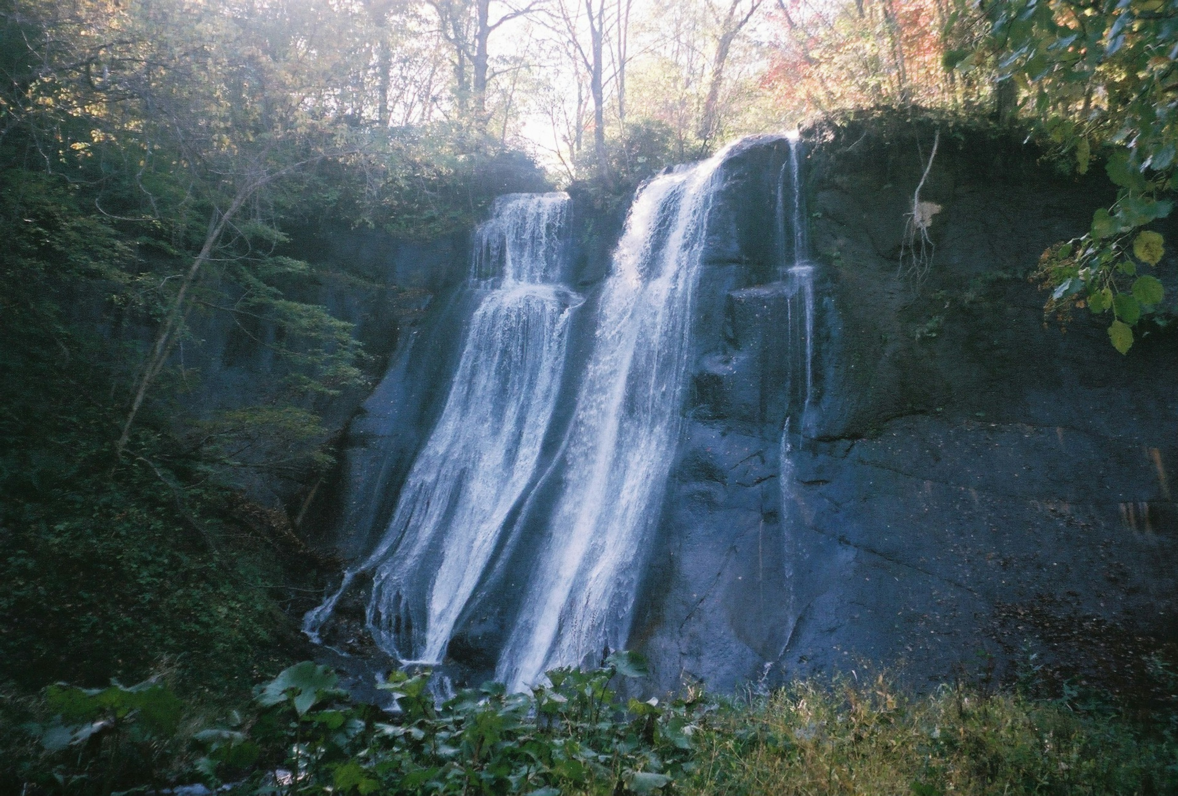 Hermosa cascada que fluye en un paisaje natural