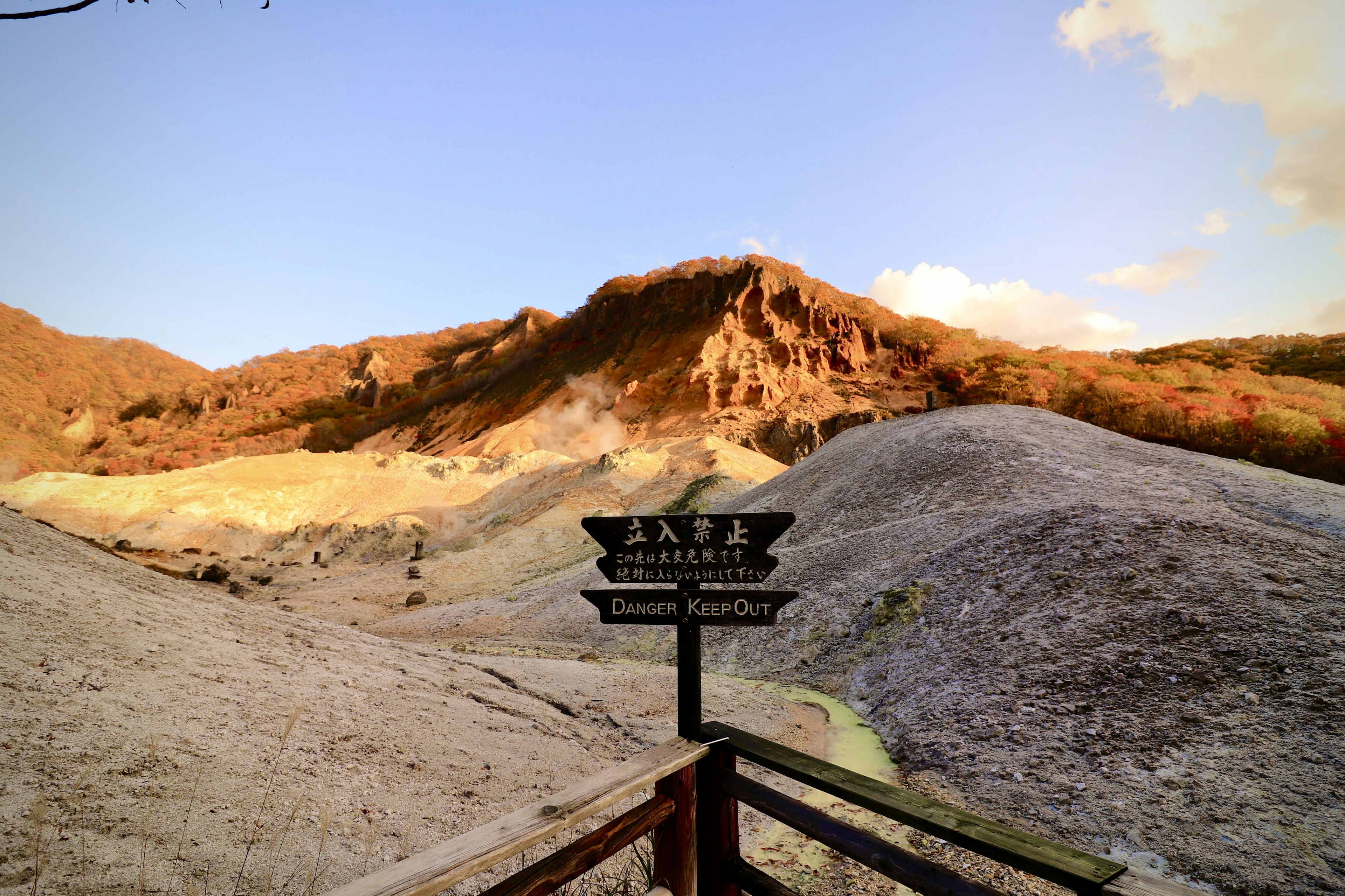 Cartel en un paisaje con montañas al fondo