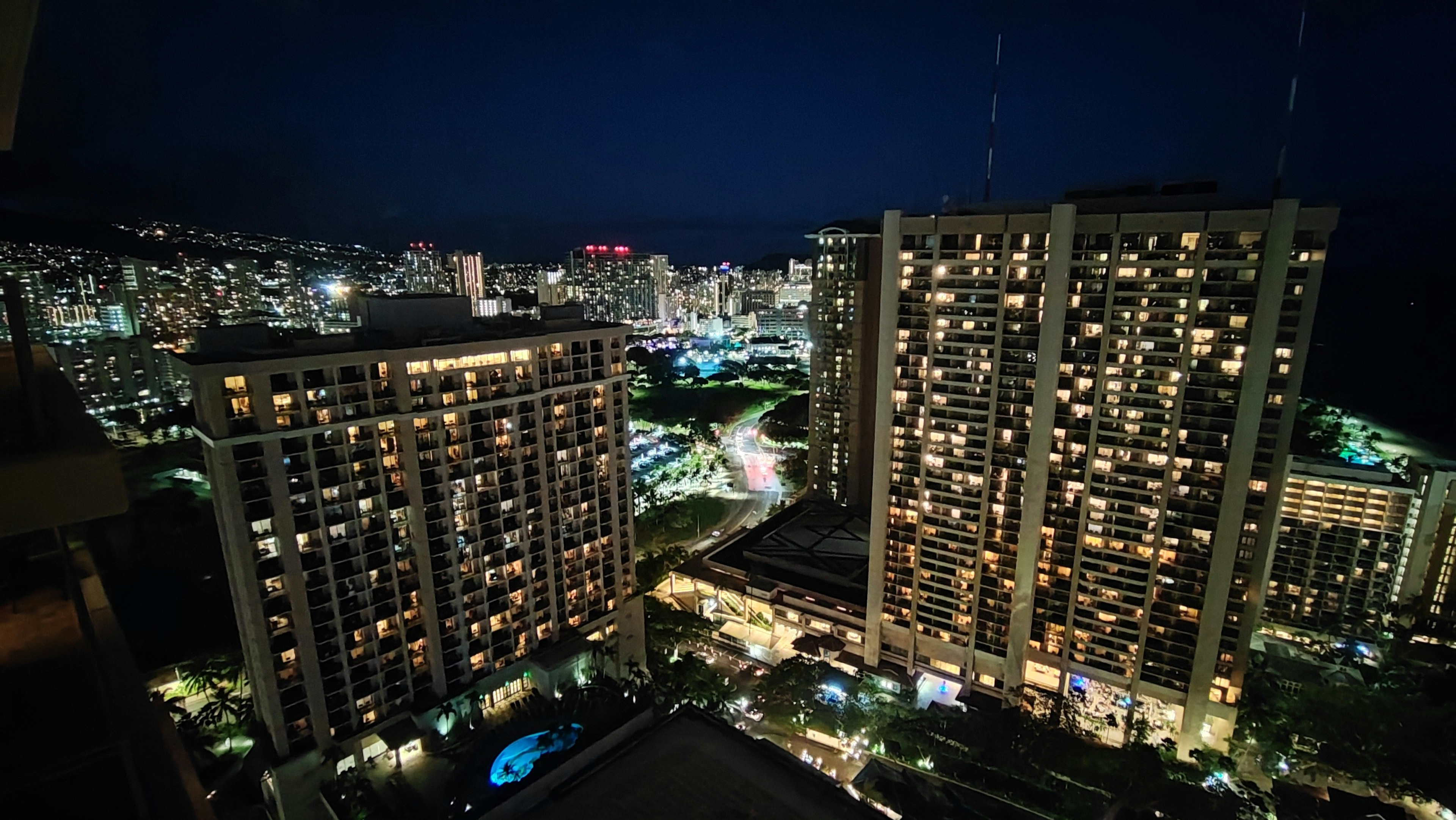 Vista nocturna de edificios altos y luces de la ciudad