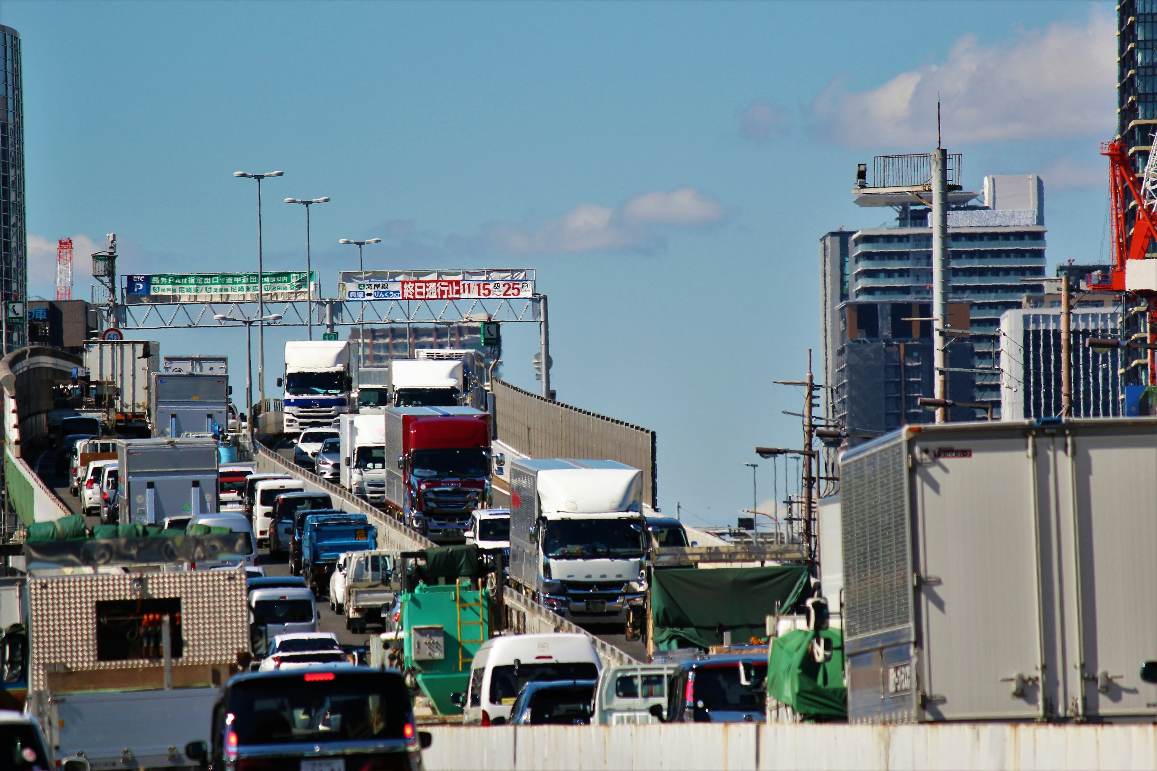 Belebte städtische Verkehrsszene mit Lkw und Autos vor einer Kulisse von Wolkenkratzern