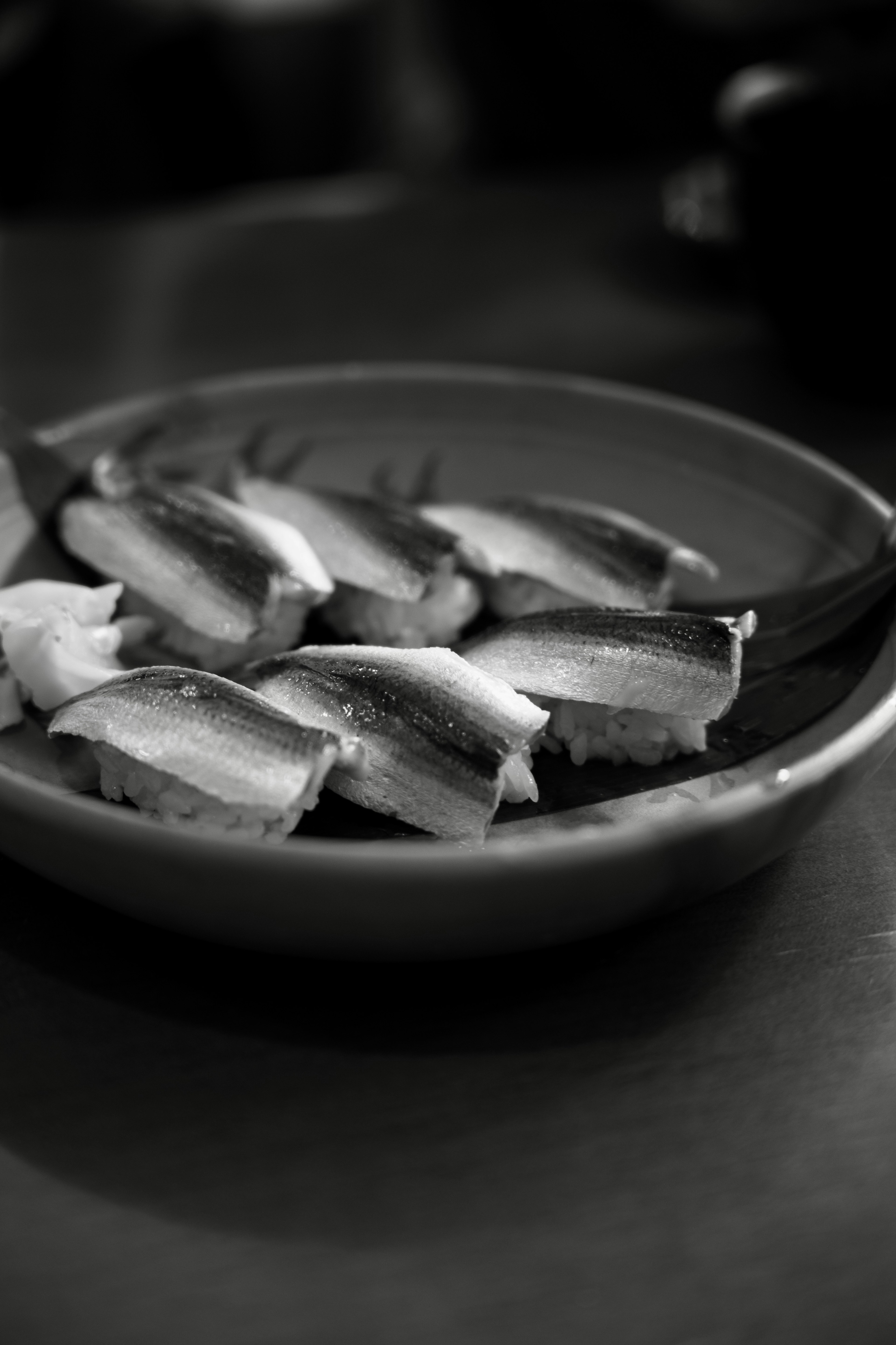 Une assiette avec des tranches de poisson disposées soigneusement