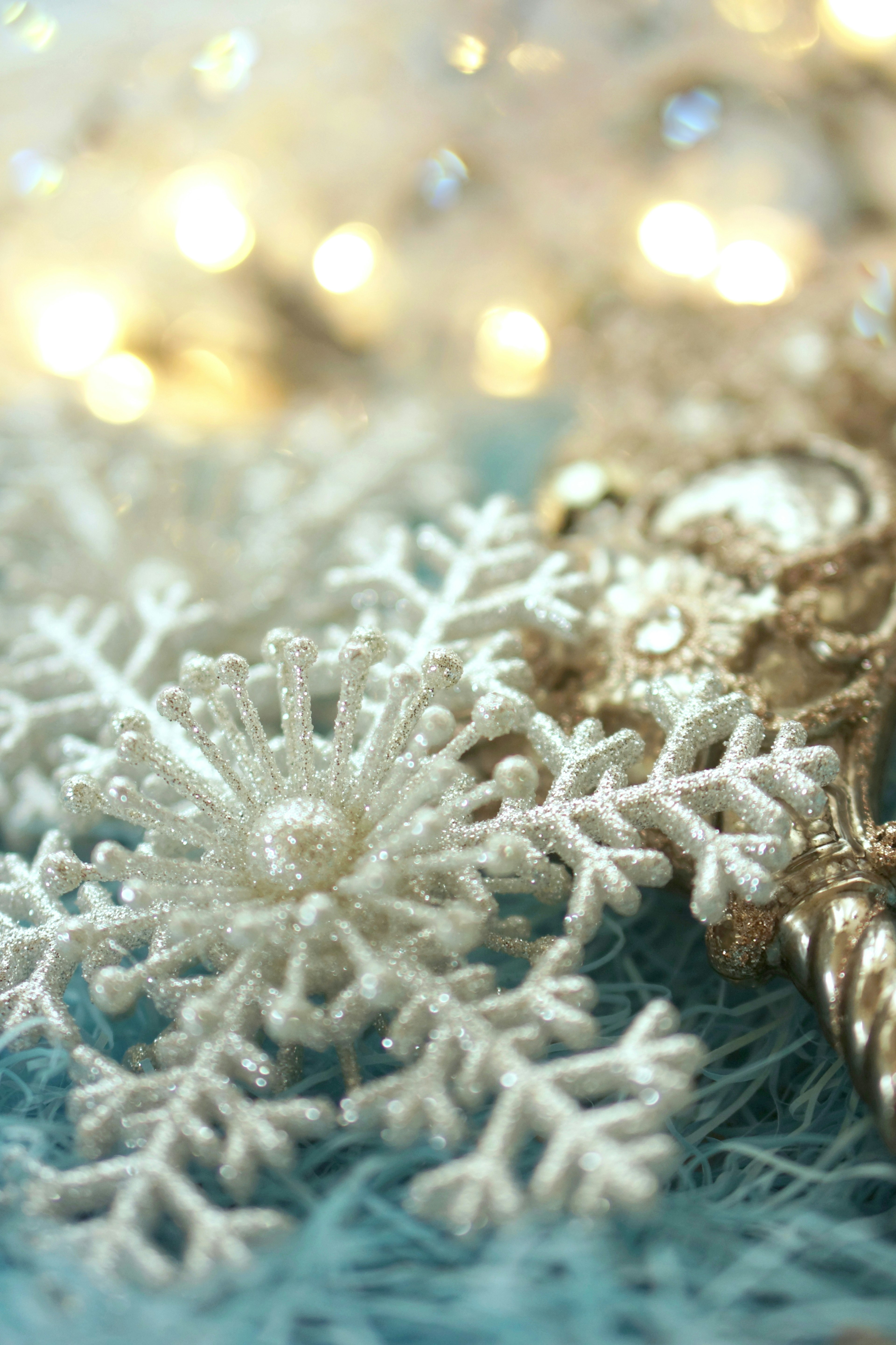 Image avec des flocons de neige et des décorations dorées dans un thème hivernal