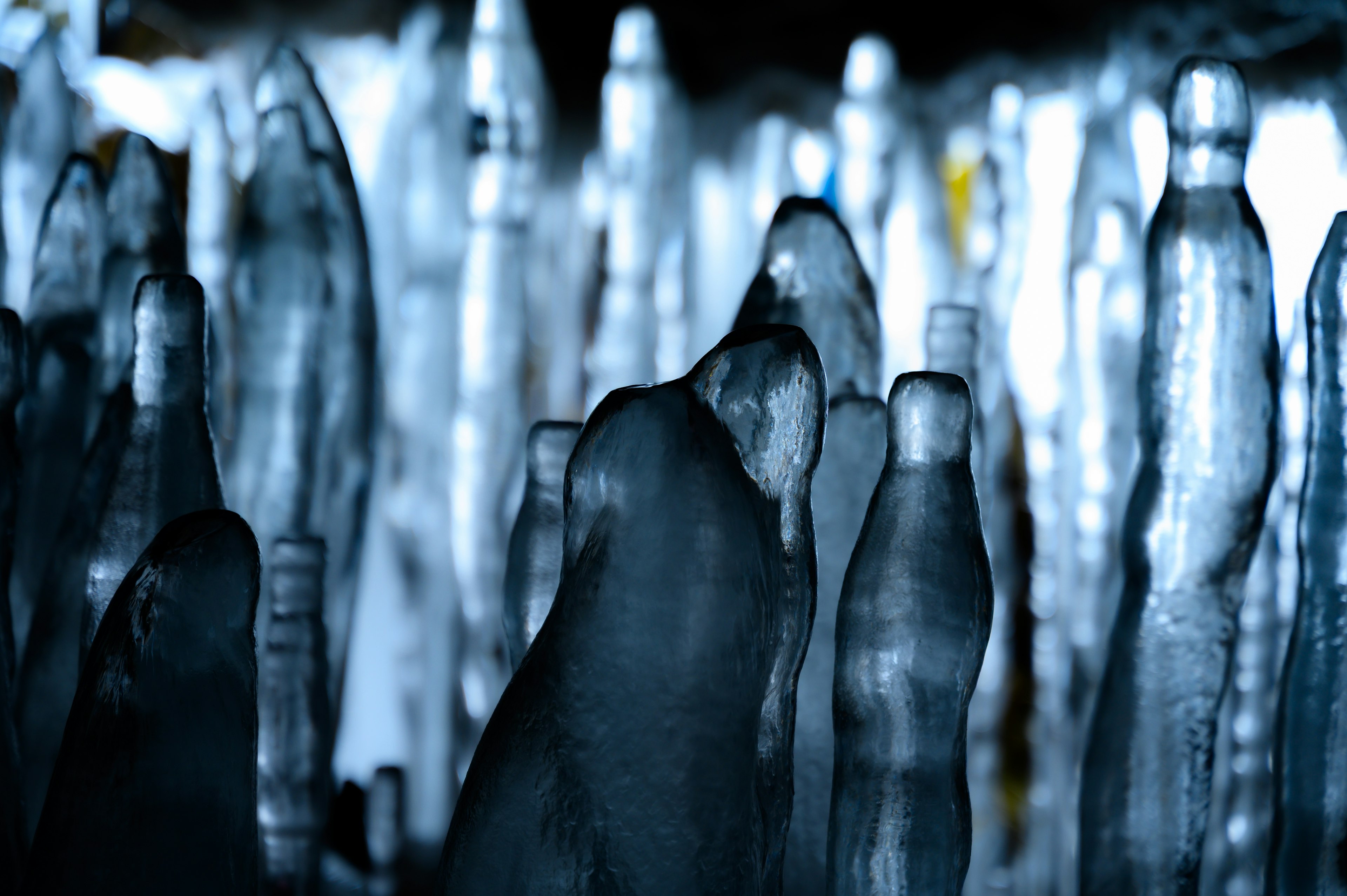 Une scène mystique avec des bouteilles transparentes ressemblant à des sculptures de glace