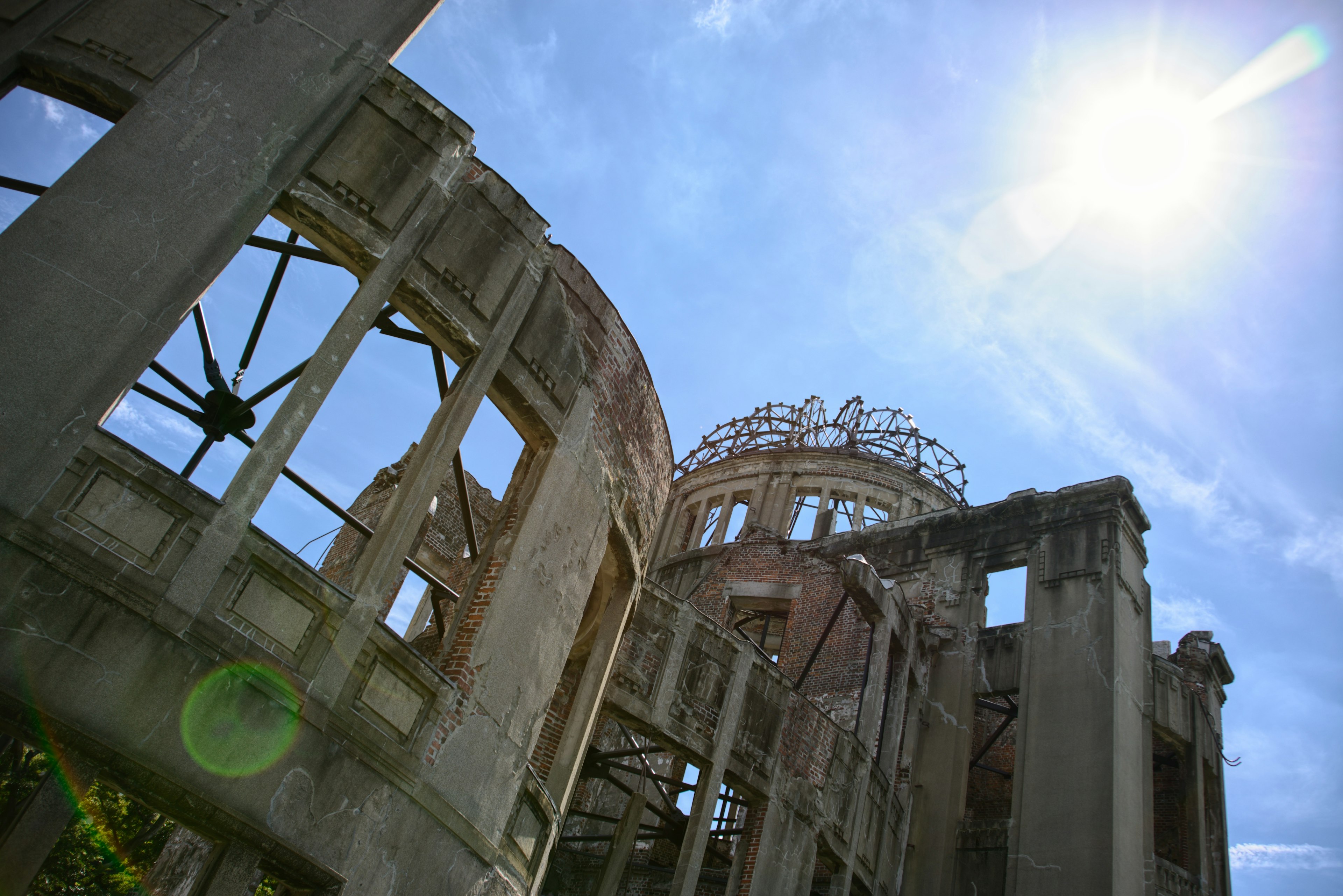 Mémorial de la paix d'Hiroshima, structure squelettique sous un ciel bleu clair