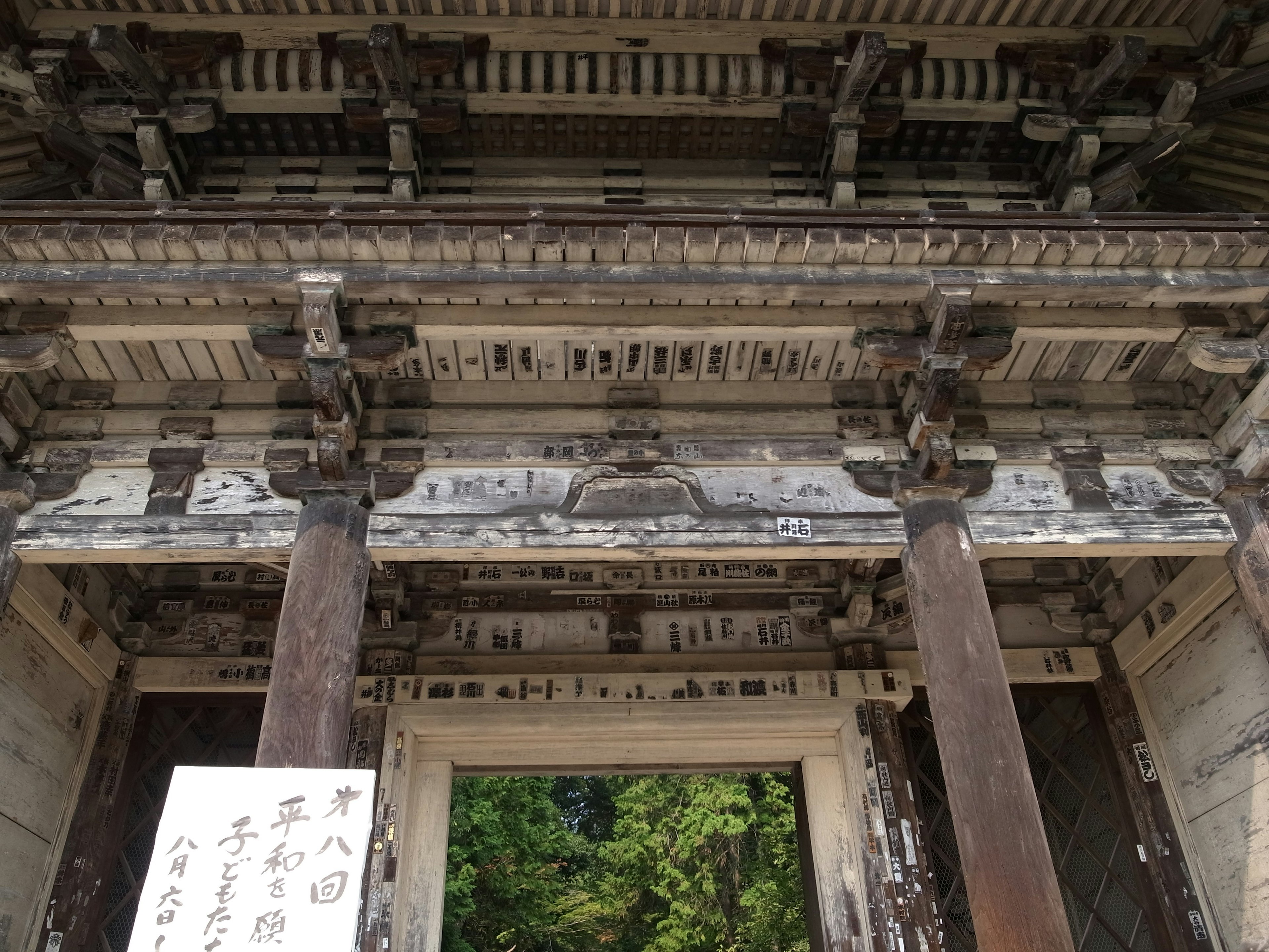 Entrata di un edificio storico con grandi colonne e decorazioni intricate