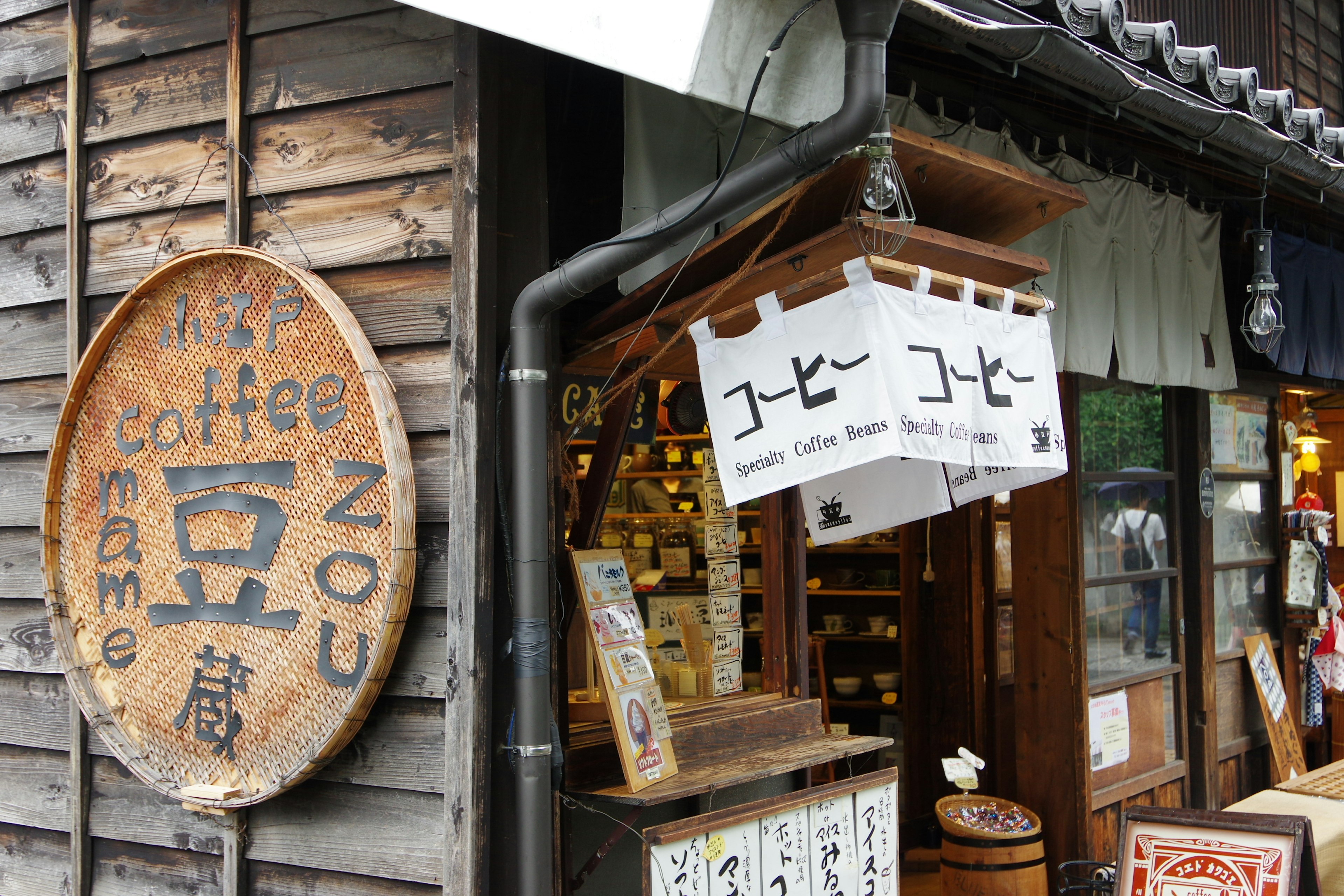 コーヒー店の外観と木製看板