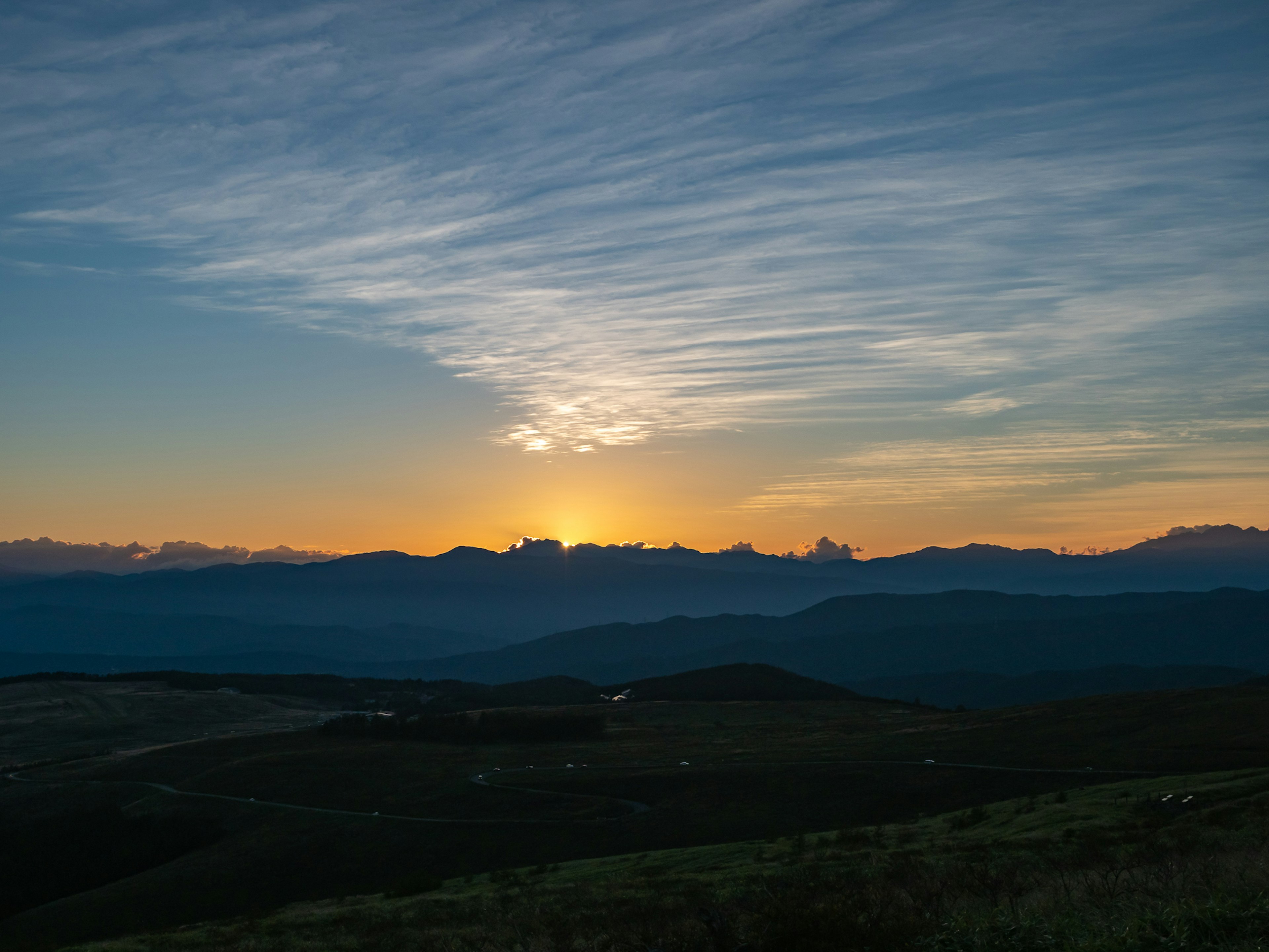 Vista mozzafiato del tramonto con silhouette di montagne