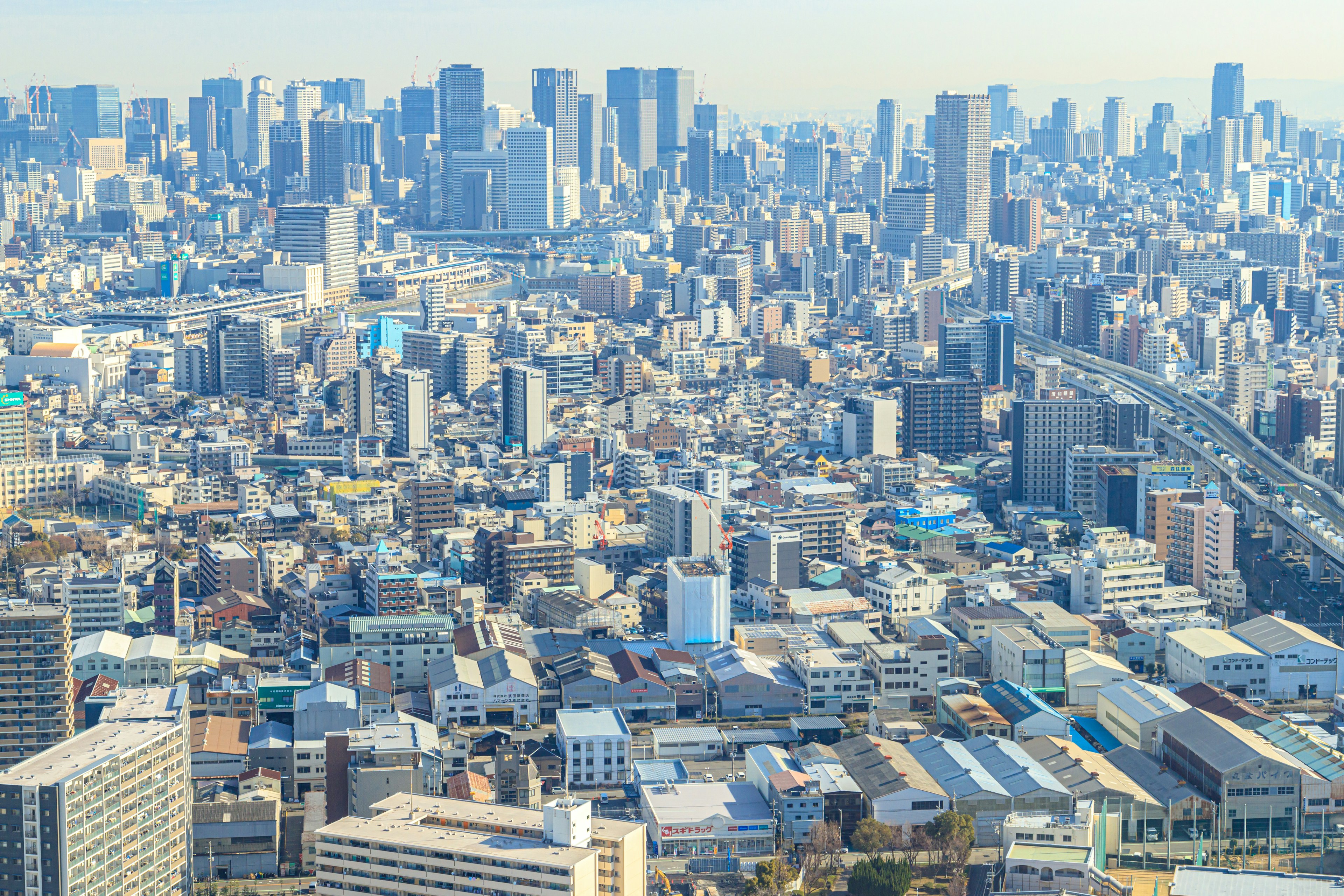 Pemandangan panorama kota dengan gedung pencakar langit di Tokyo