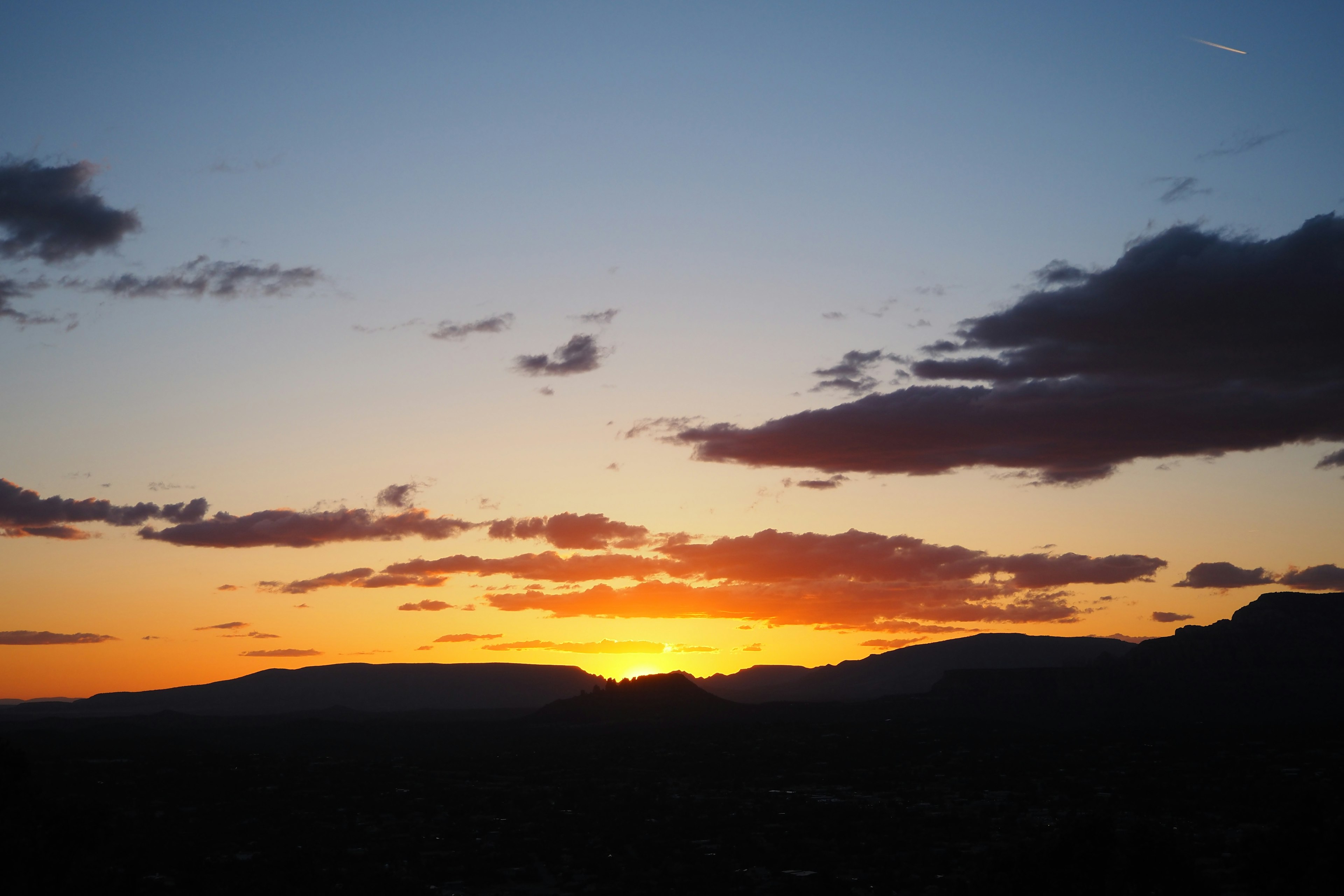 Hermosa vista del atardecer montañas y nubes