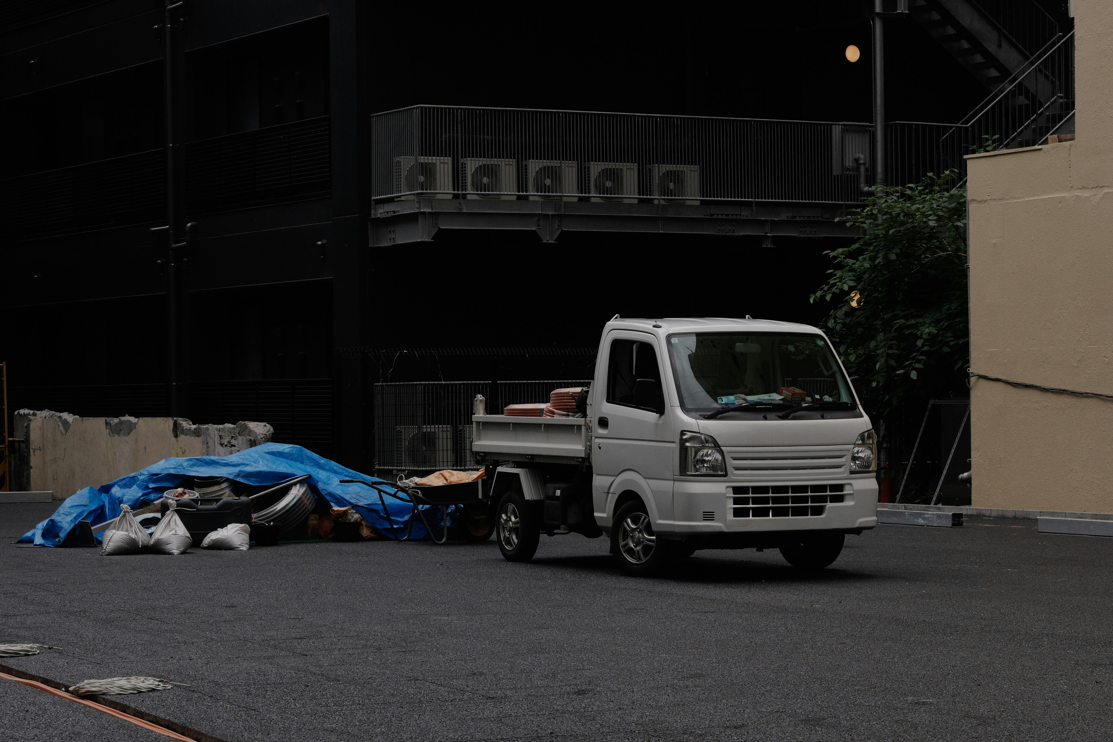 白色貨車經過城市環境中的藍色篷布