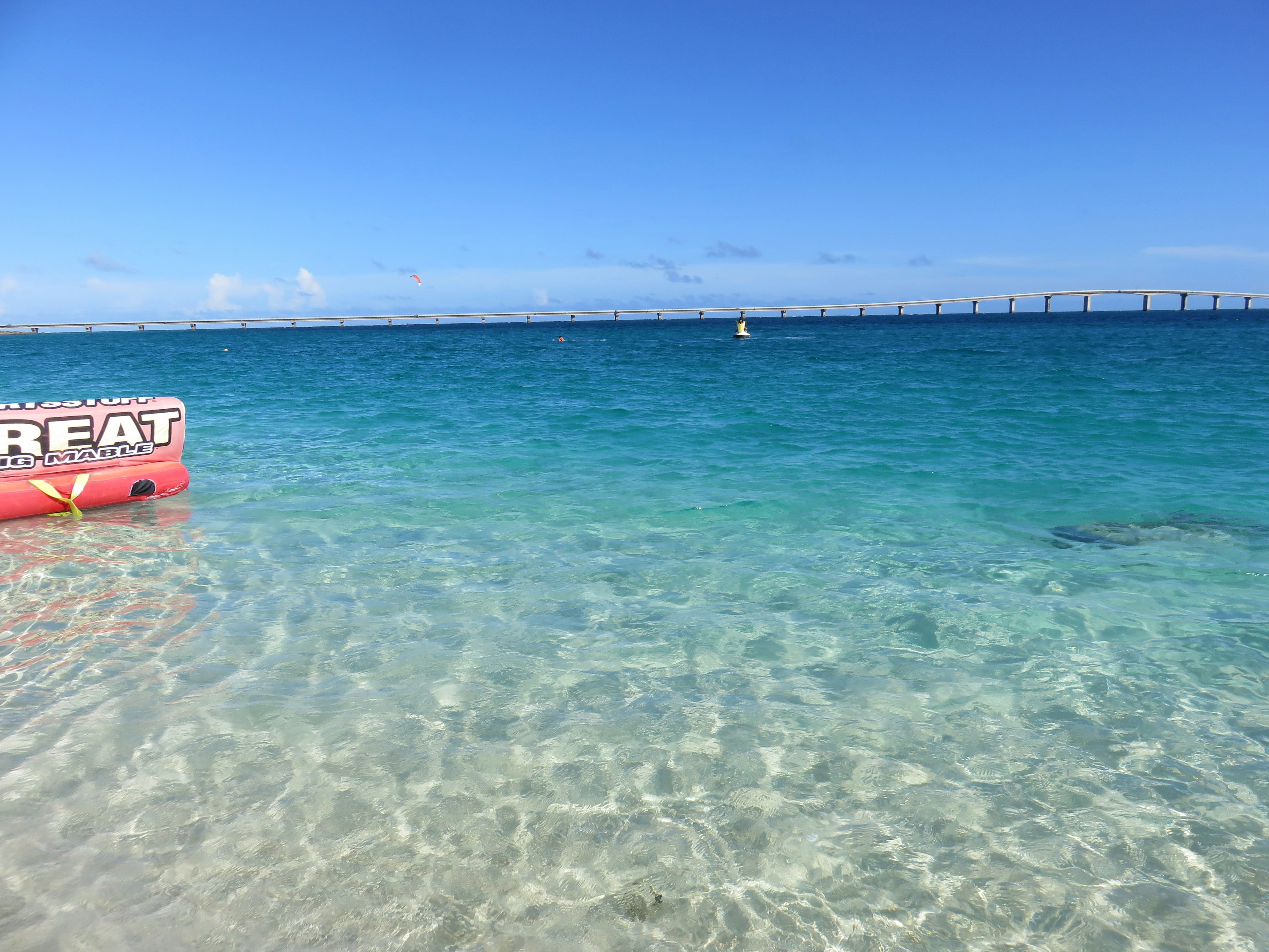 Bellissimo scenario di spiaggia con acqua limpida e cielo azzurro Salvagente appoggiato sulla riva