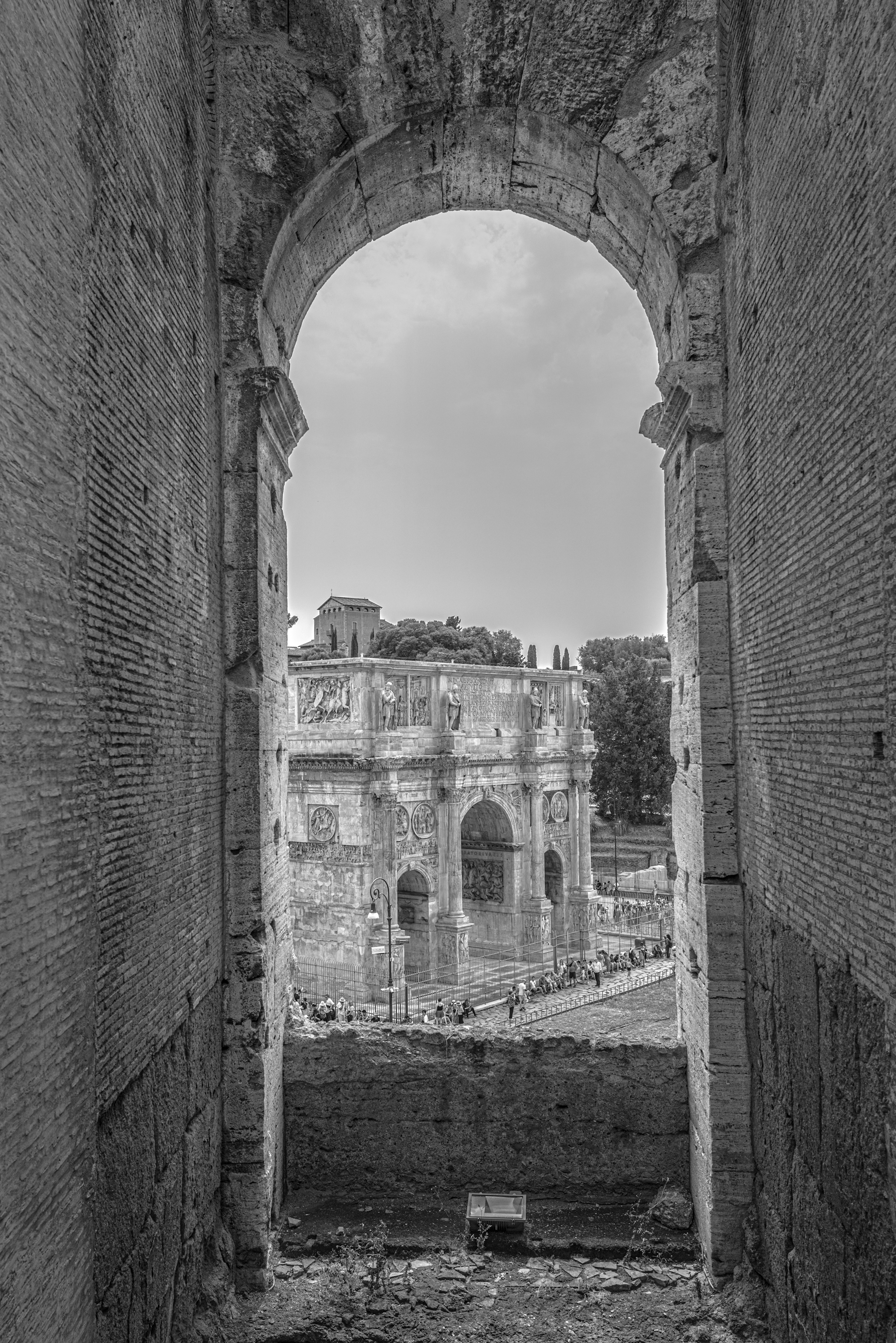 古代ローマのコロッセオを背景にしたアーチ型の窓の風景