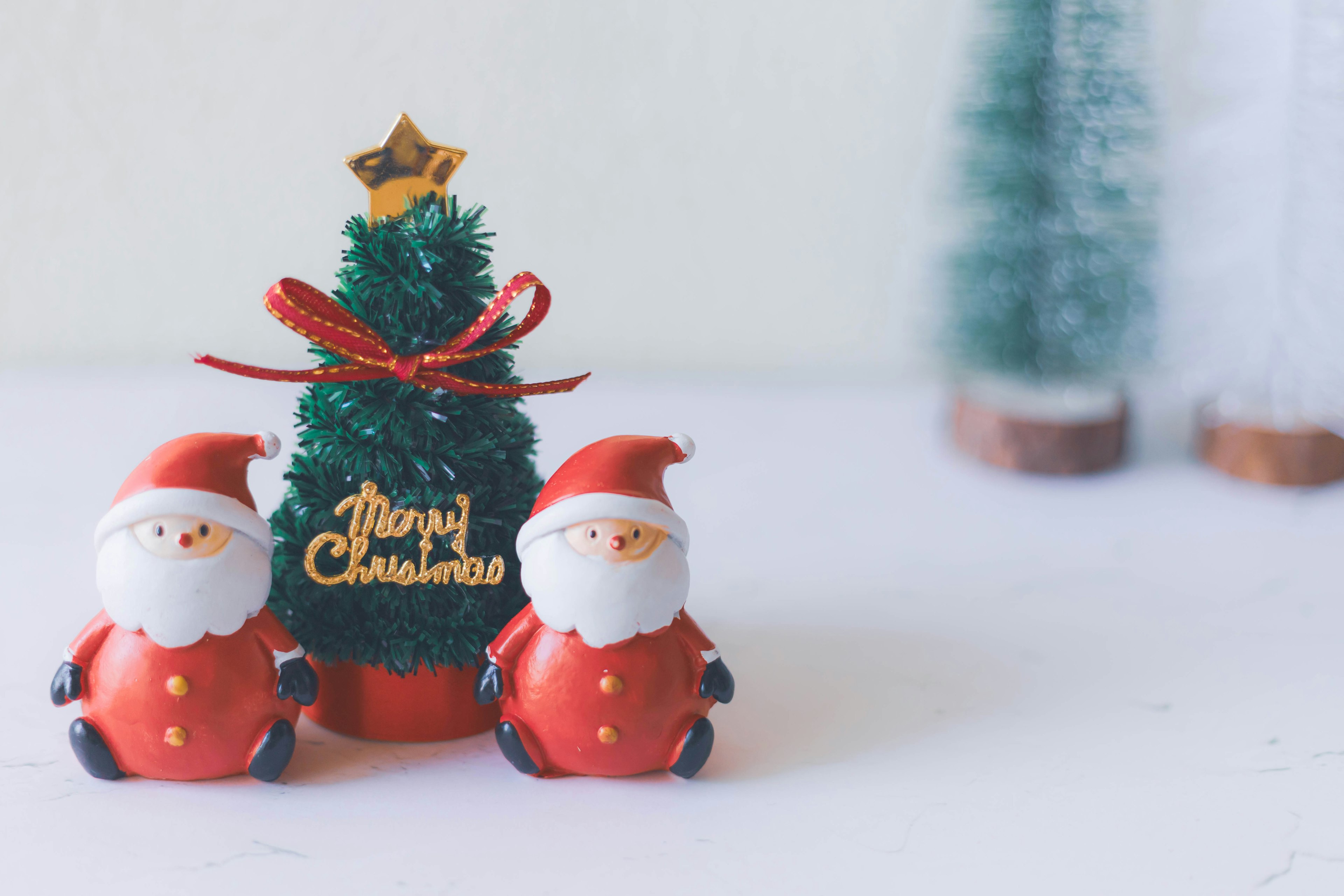 Albero di Natale decorativo con figurine di Babbo Natale