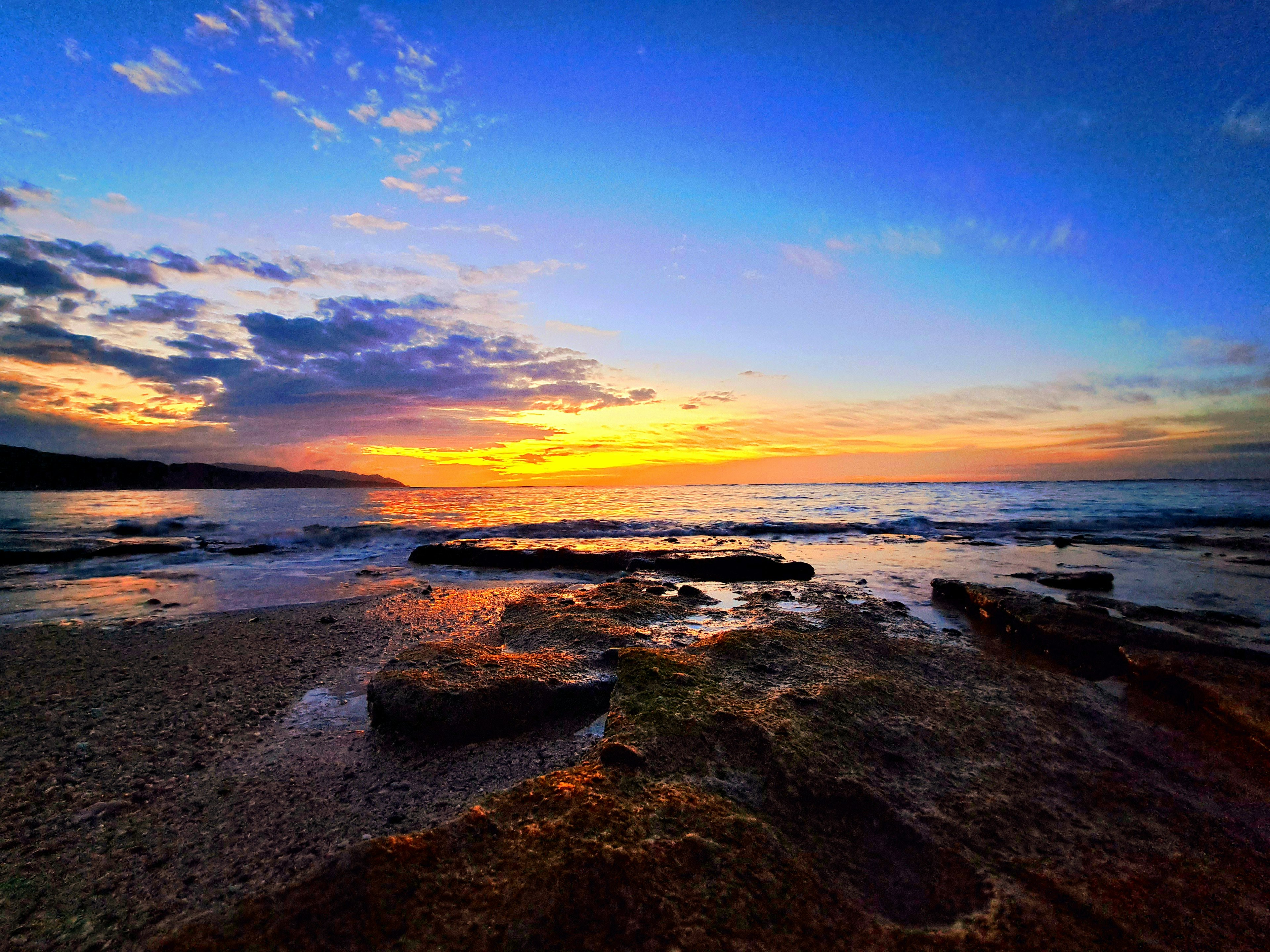 Magnifique coucher de soleil illuminant le rivage rocheux sur l'océan