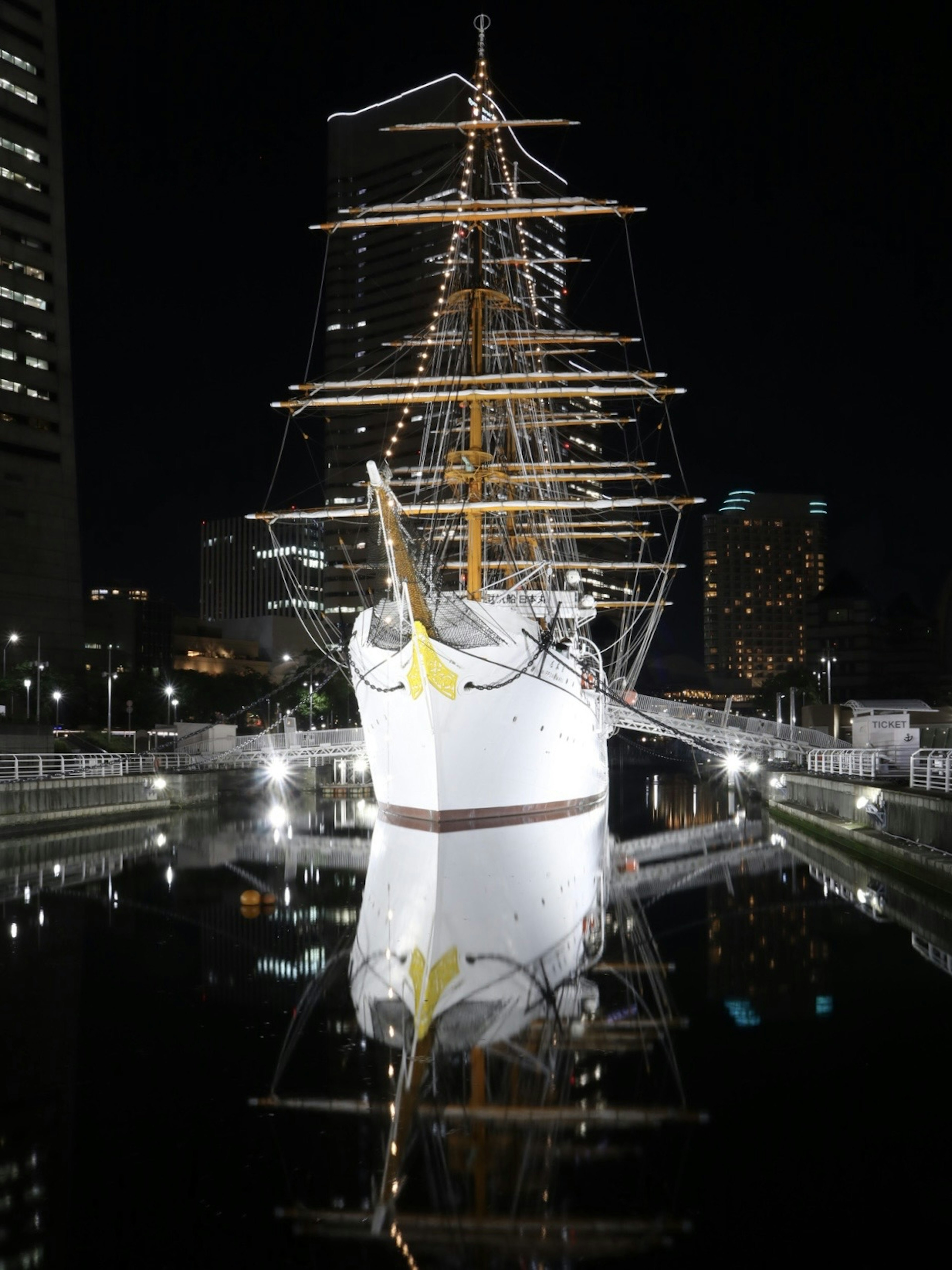 Schönes Schiff bei Nacht beleuchtet mit Reflexionen im Wasser