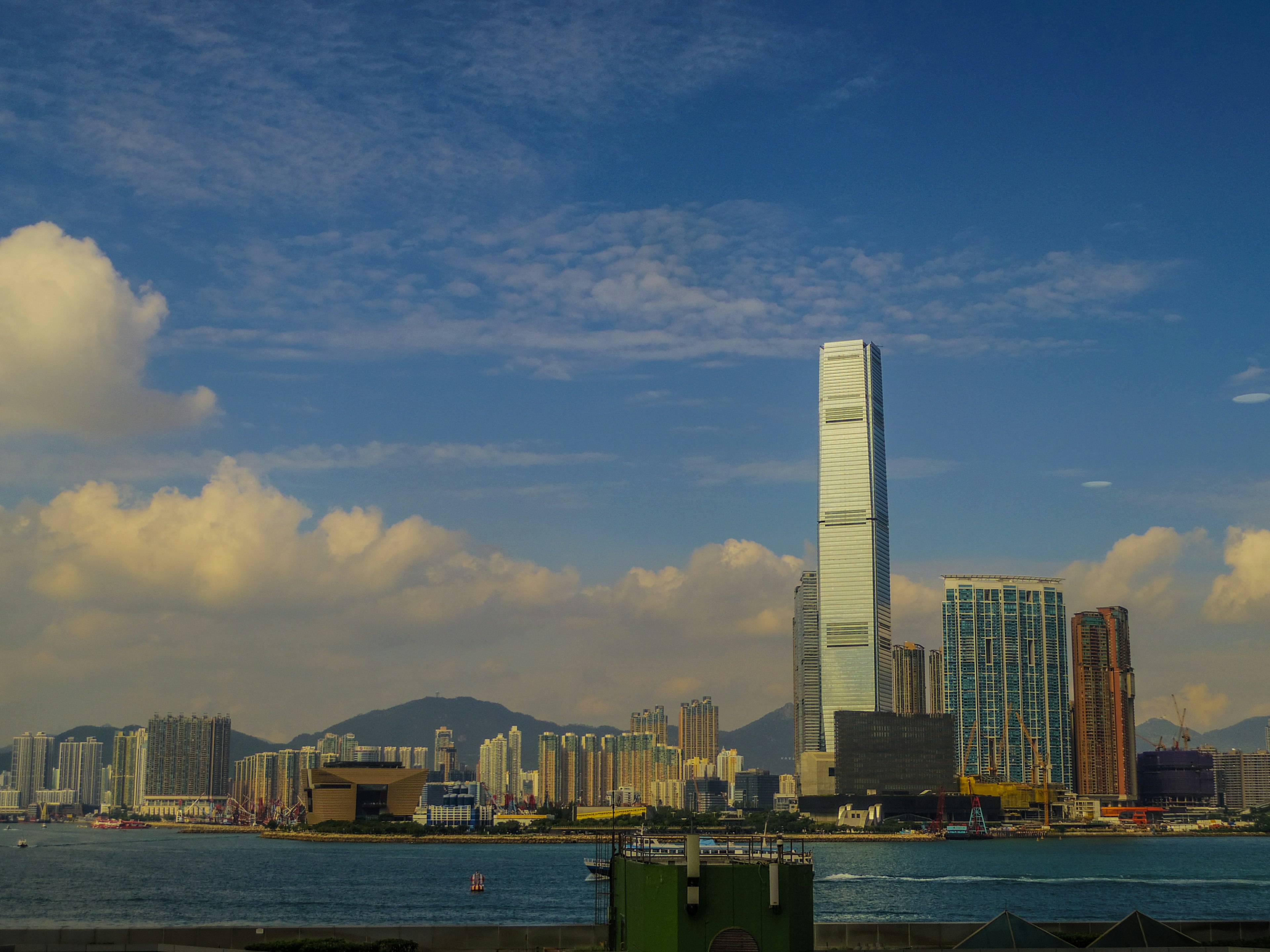 Pemandangan panorama dari cakrawala Hong Kong dengan gedung tinggi