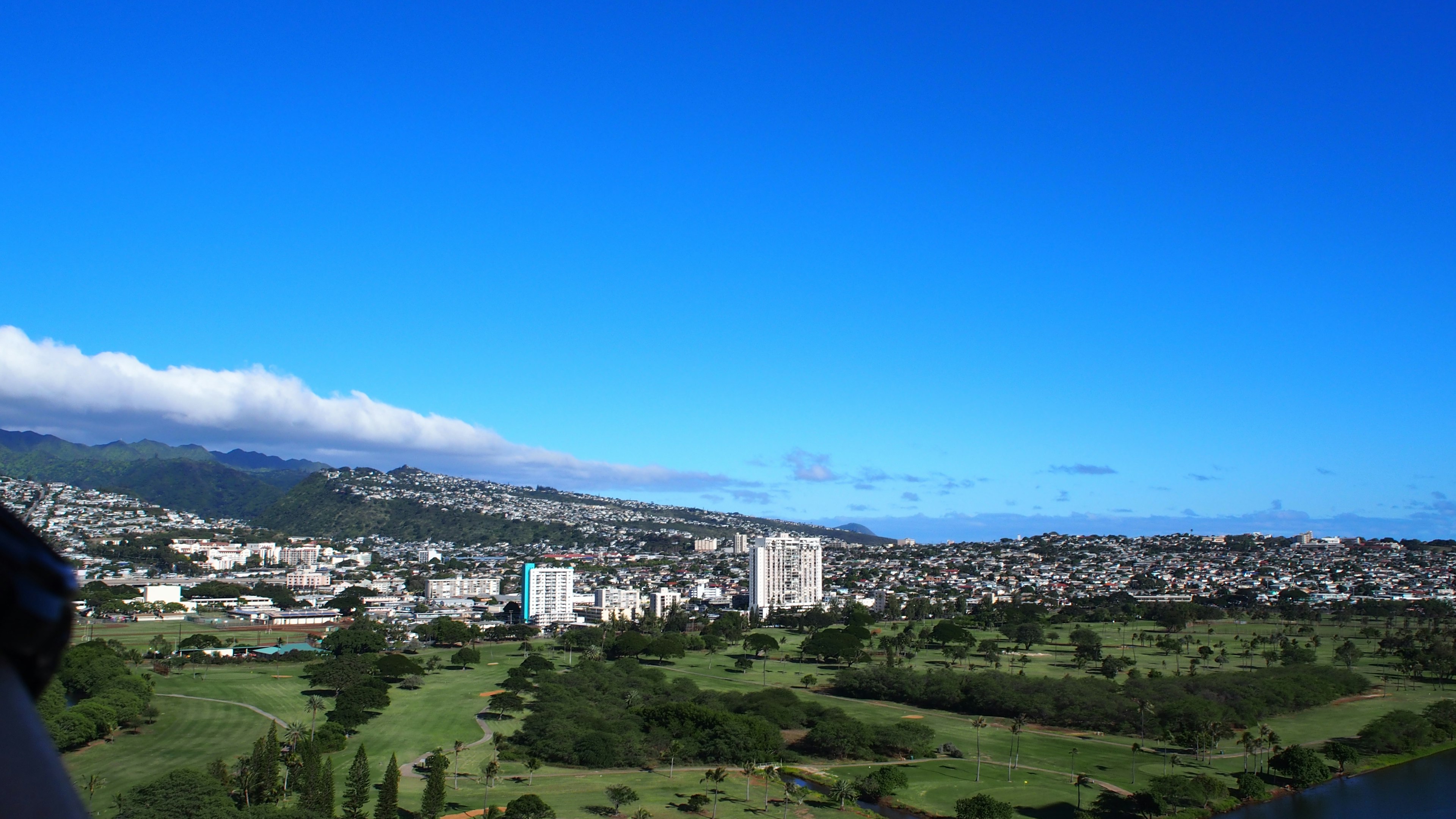 Paysage urbain avec des champs verts et un ciel bleu clair