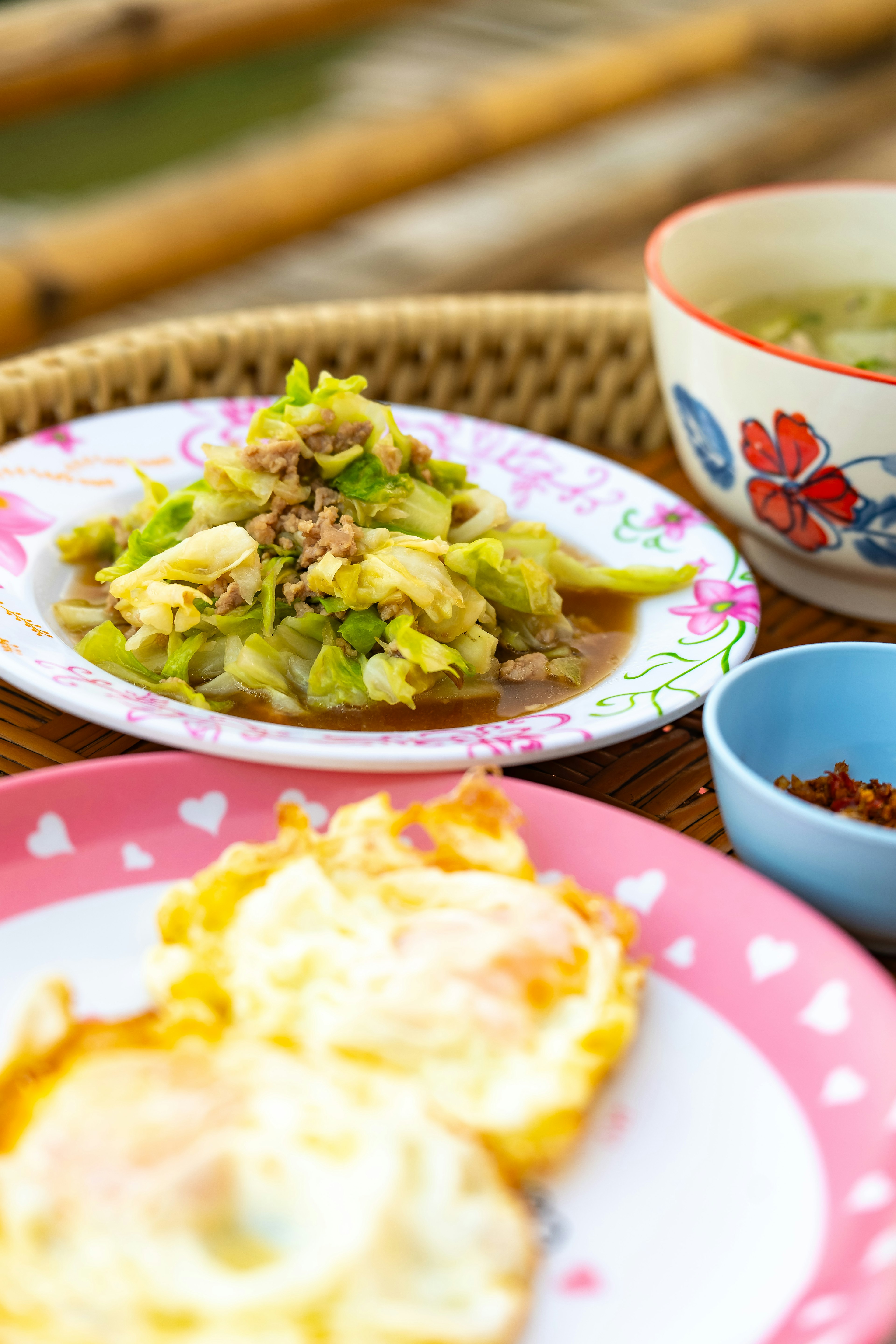 Piring berwarna-warni dengan telur goreng dan sayuran tumis