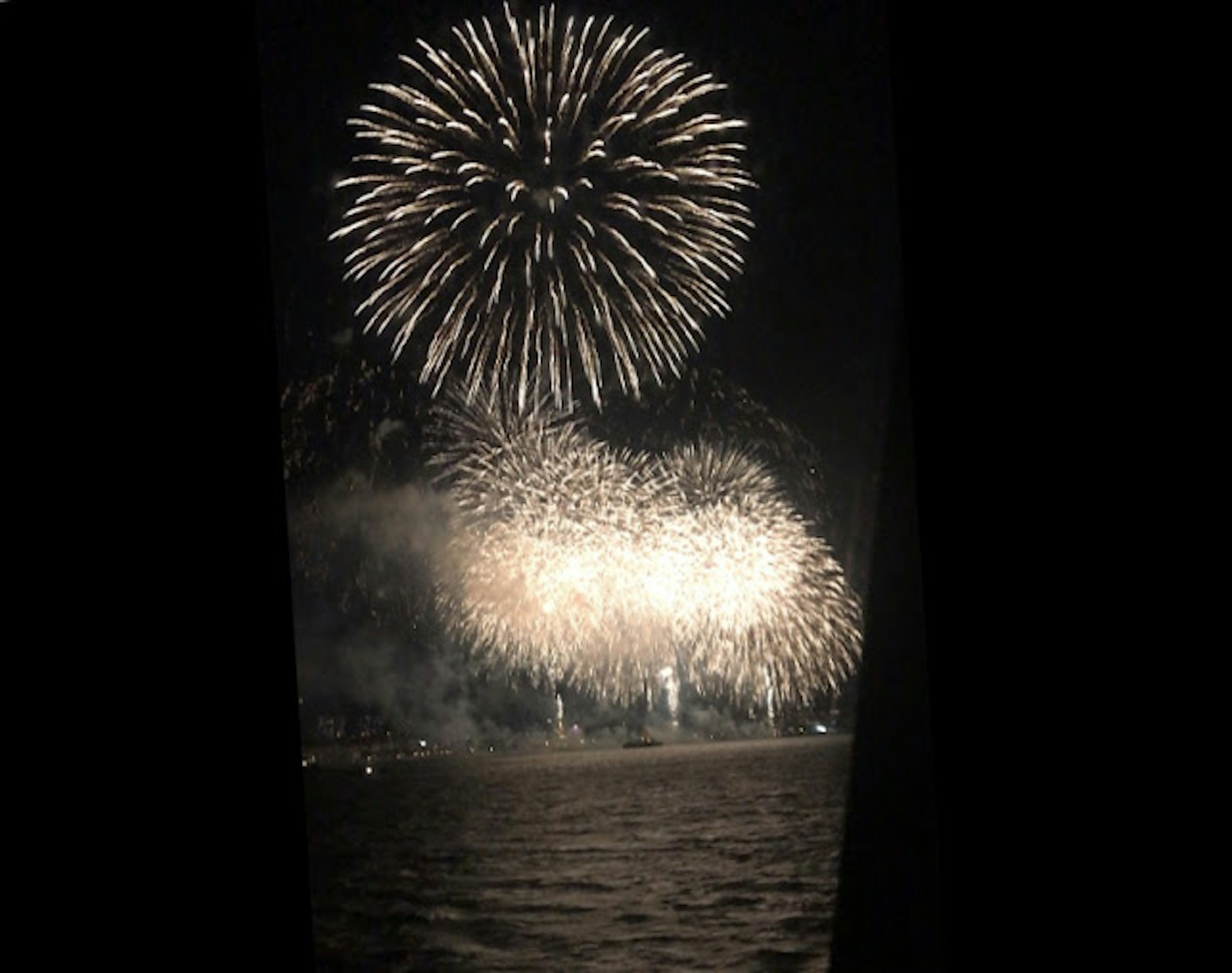 Feuerwerk, das den Nachthimmel erhellt große Lichtexplosionen