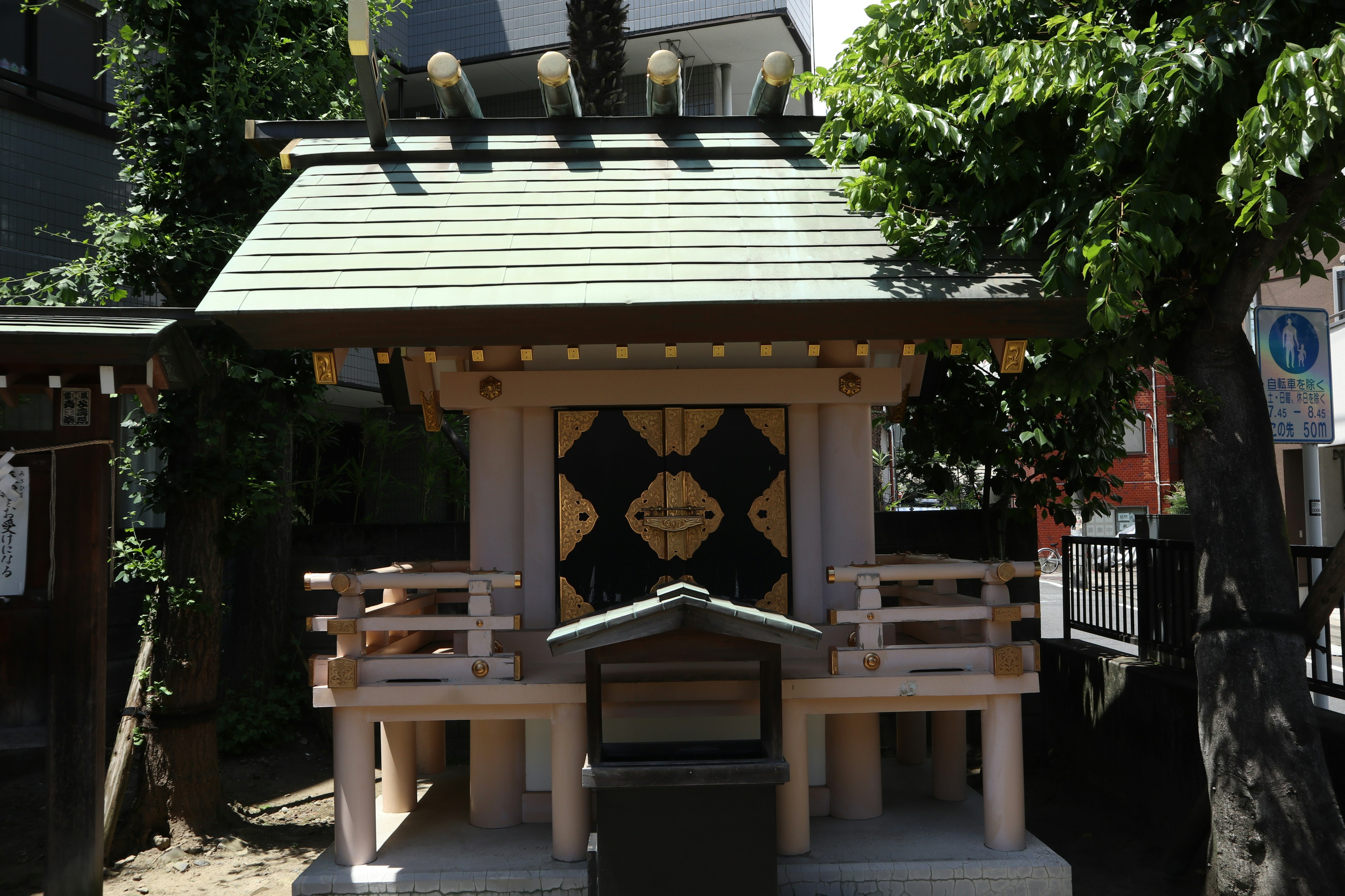 小型神社建筑，绿色屋顶和木质阳台特点