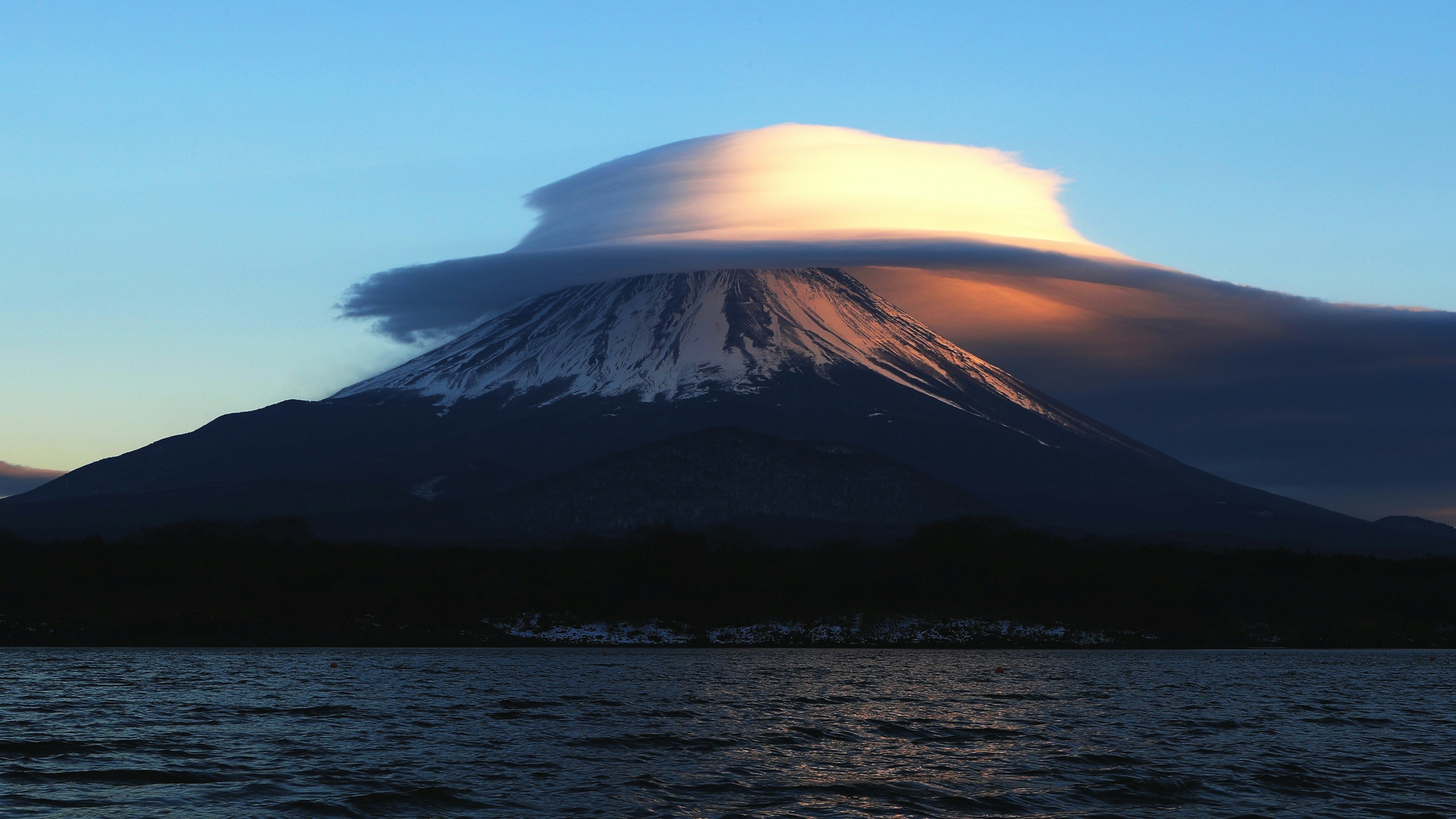 富士山の上に浮かぶ雲と夕焼けの美しい景色