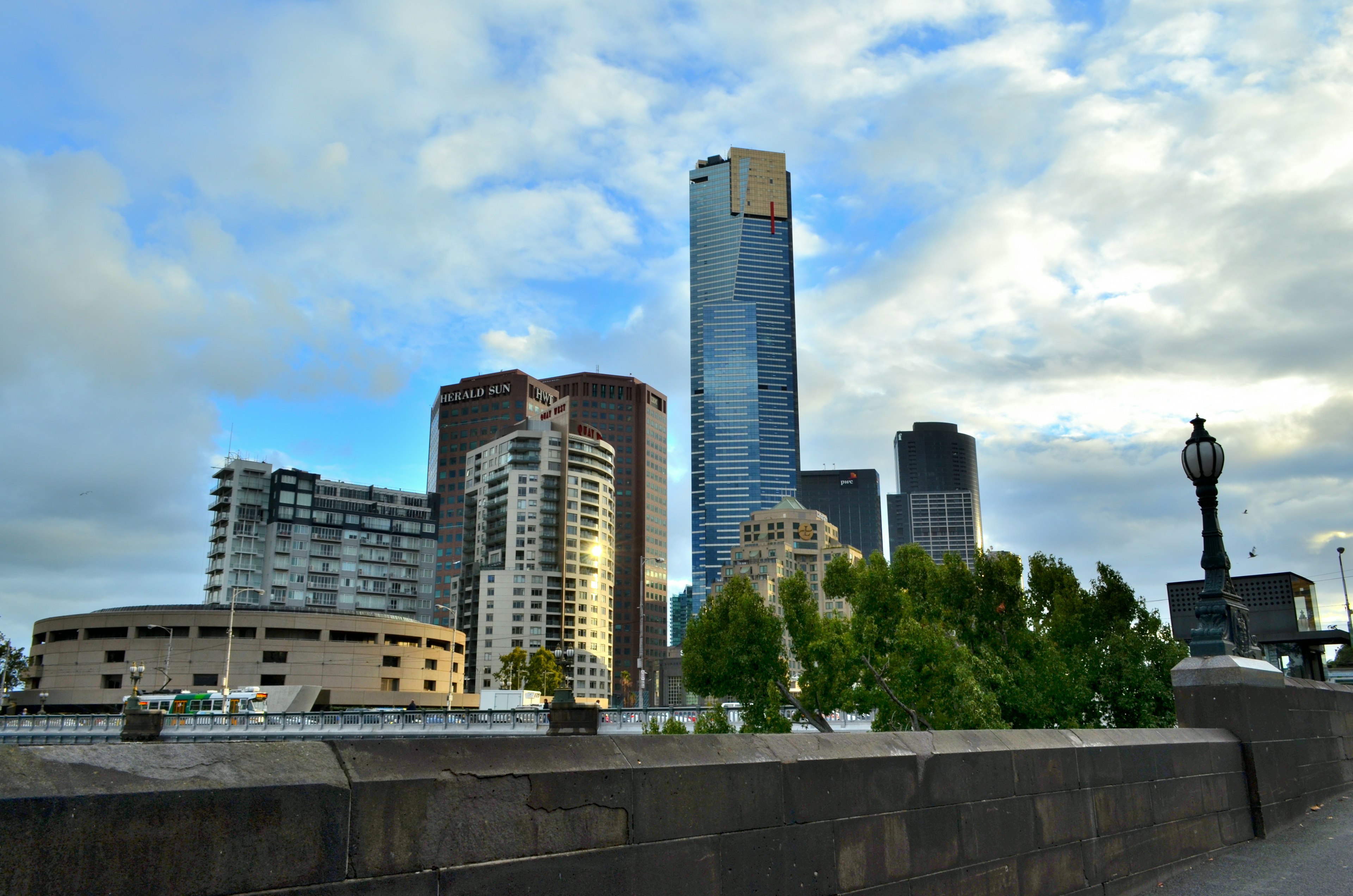 Garis langit Melbourne dengan gedung tinggi di bawah langit biru