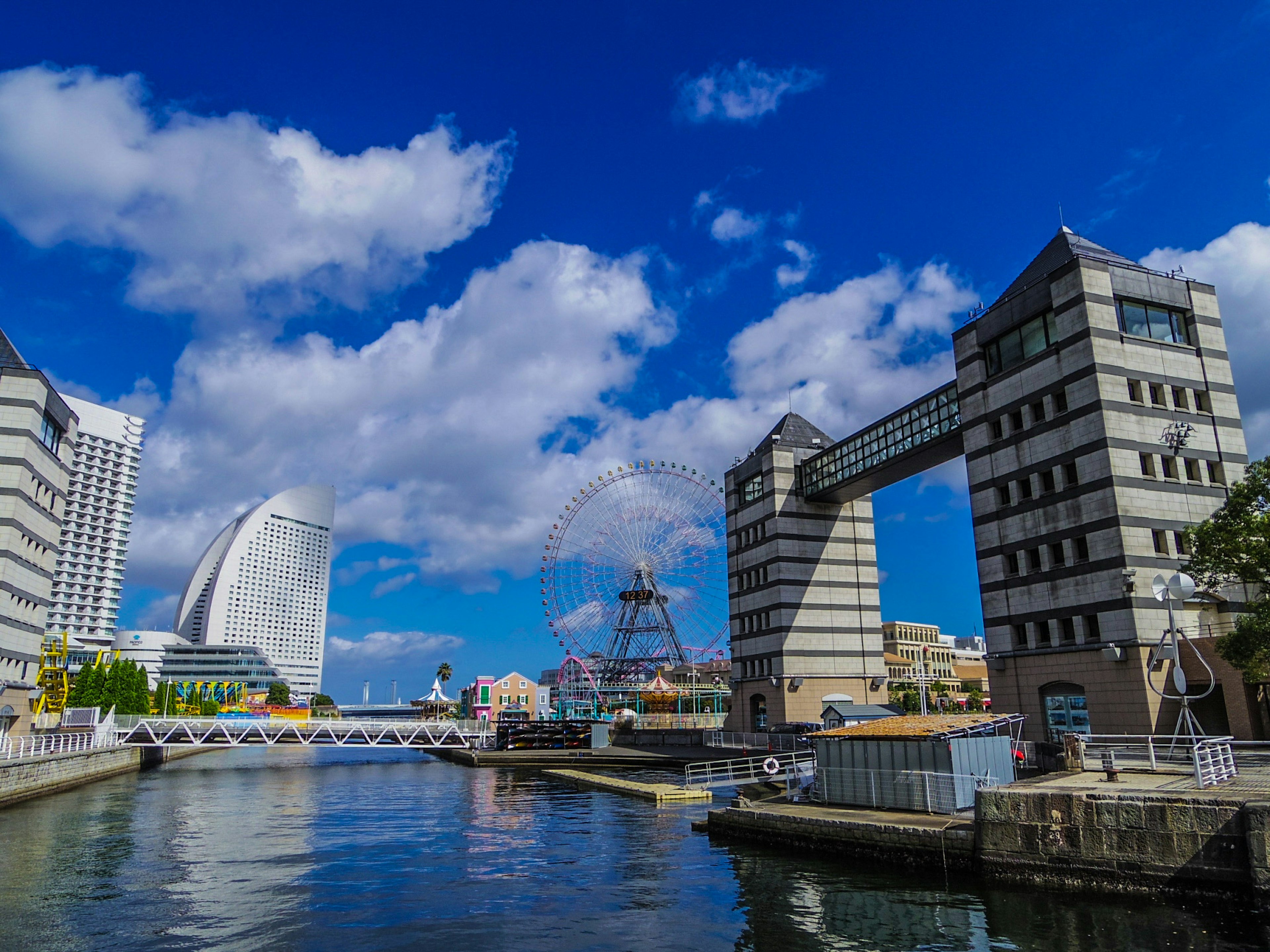 Pemandangan tepi laut Yokohama dengan bangunan modern dan langit biru dengan awan