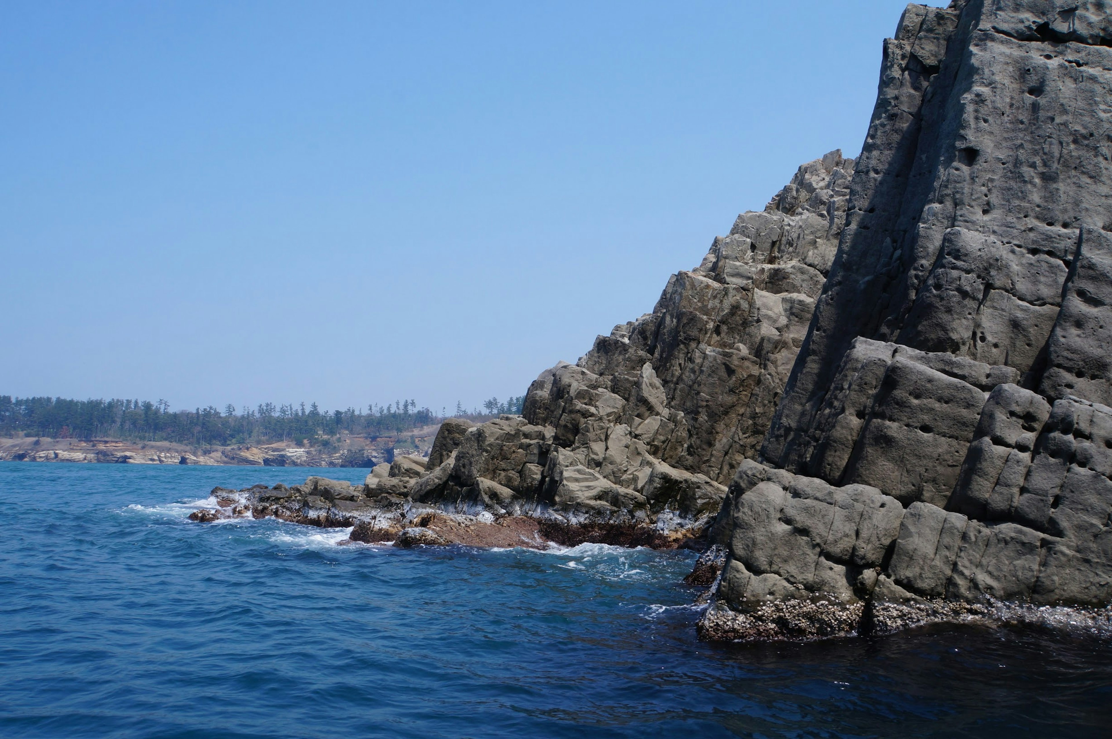 Formasi batu pantai dengan langit biru cerah