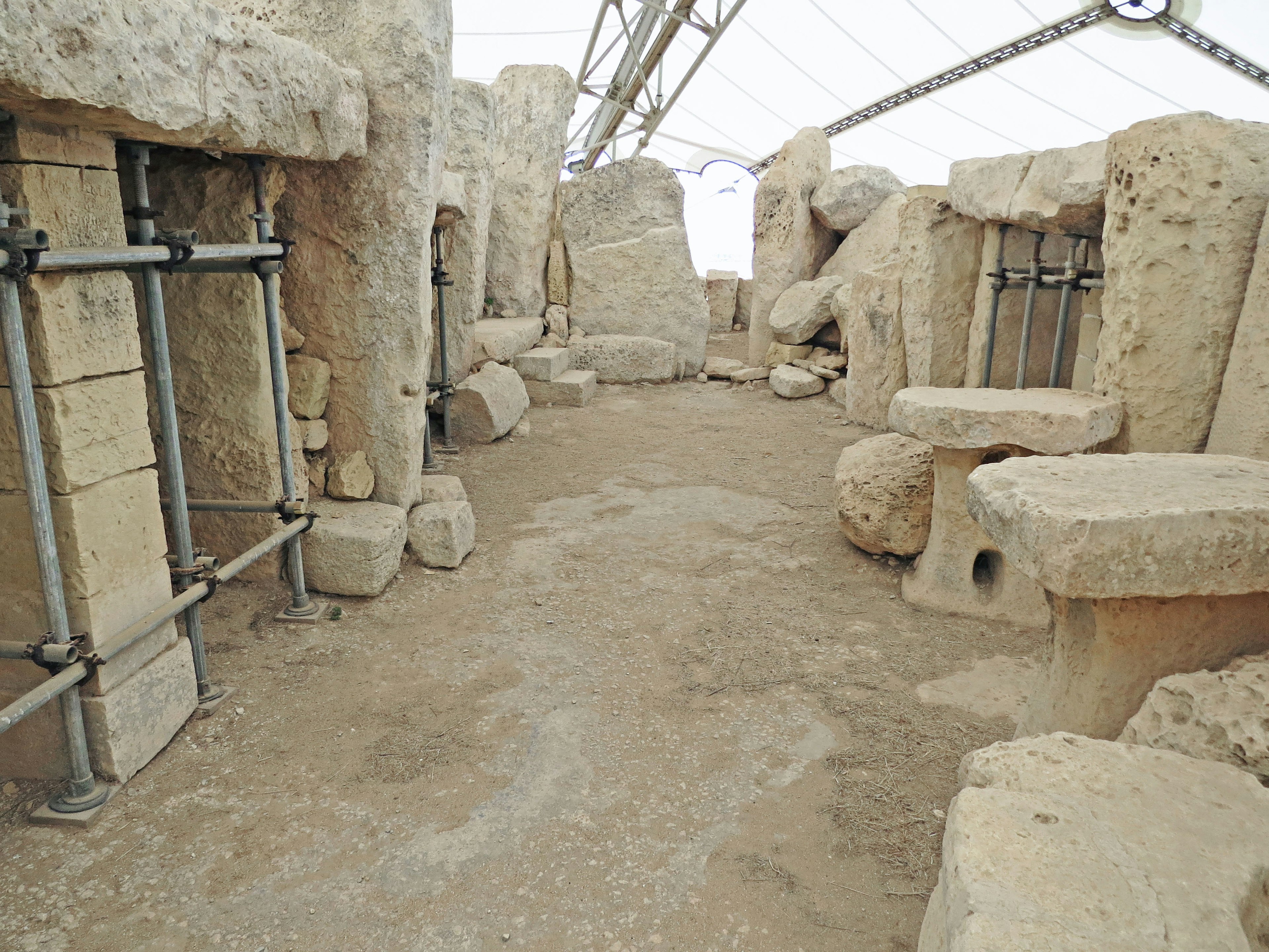 Vista interior de un sitio arqueológico con grandes estructuras de piedra