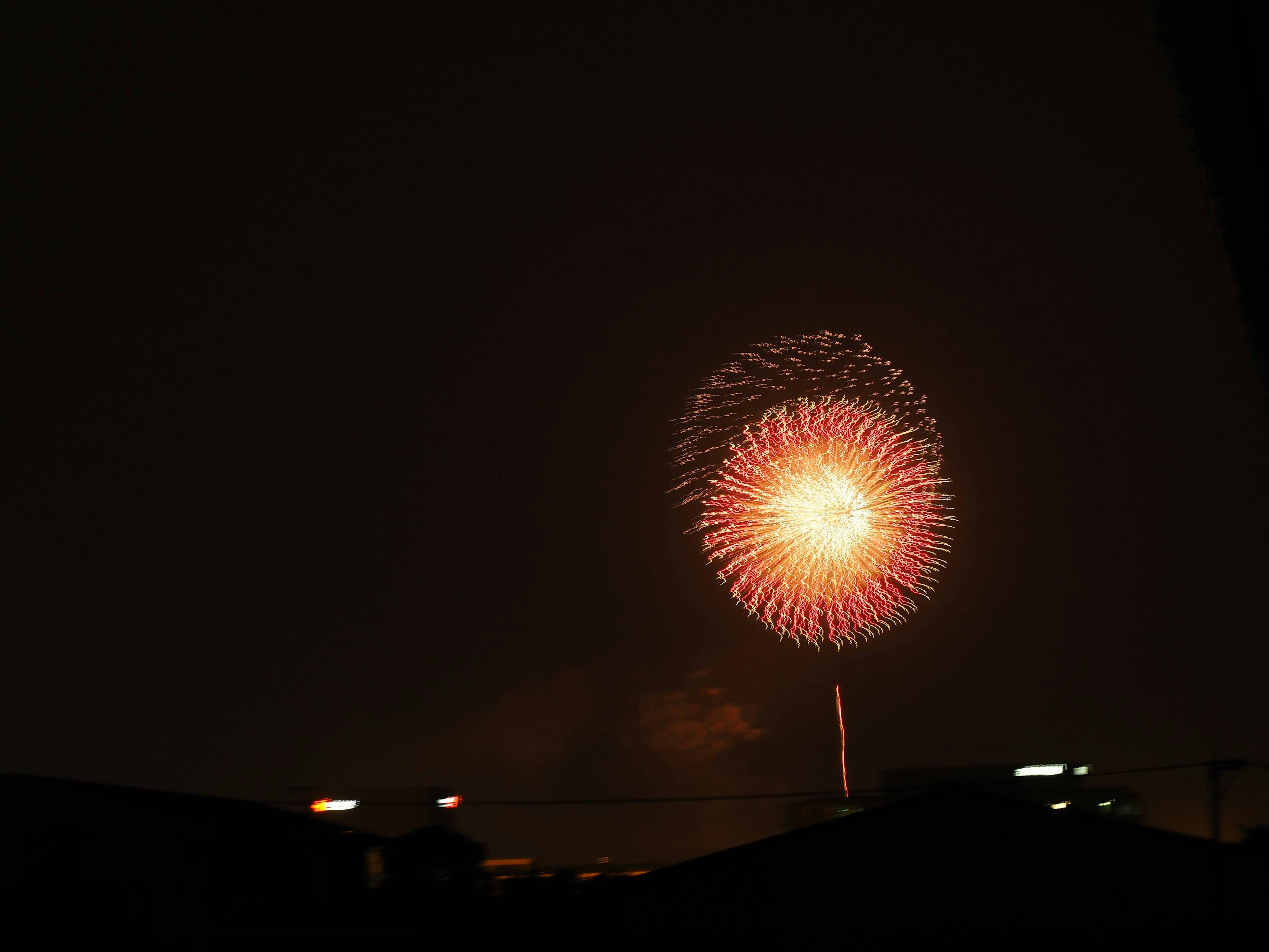 夜空を彩る花火の円形パターンと明るい中心