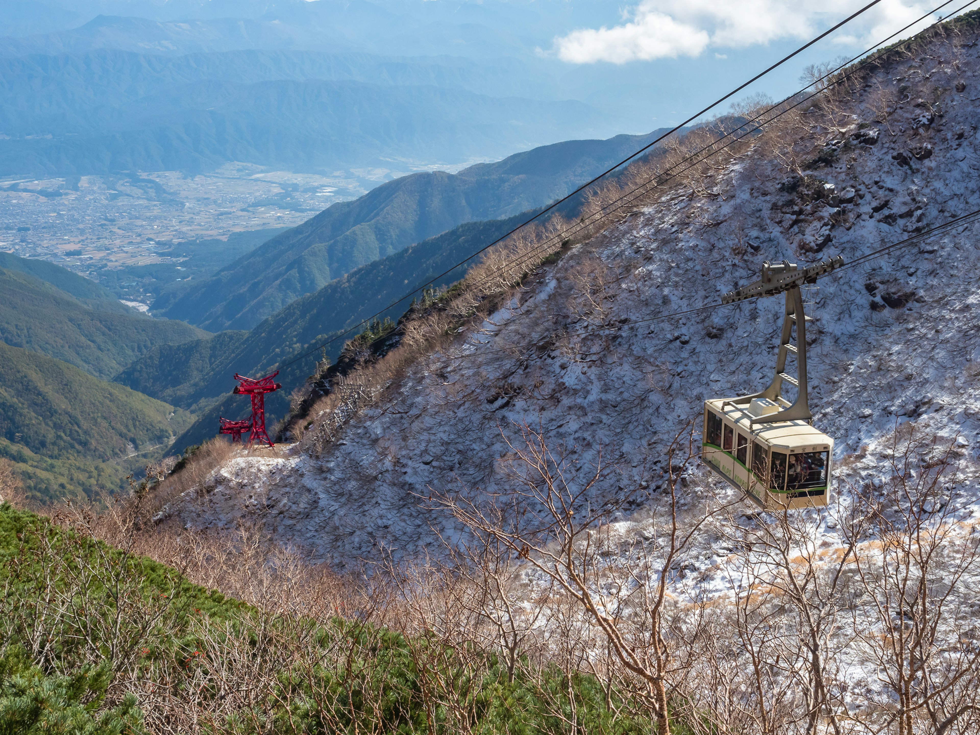 Dua kereta gantung di lereng gunung dengan pemandangan indah