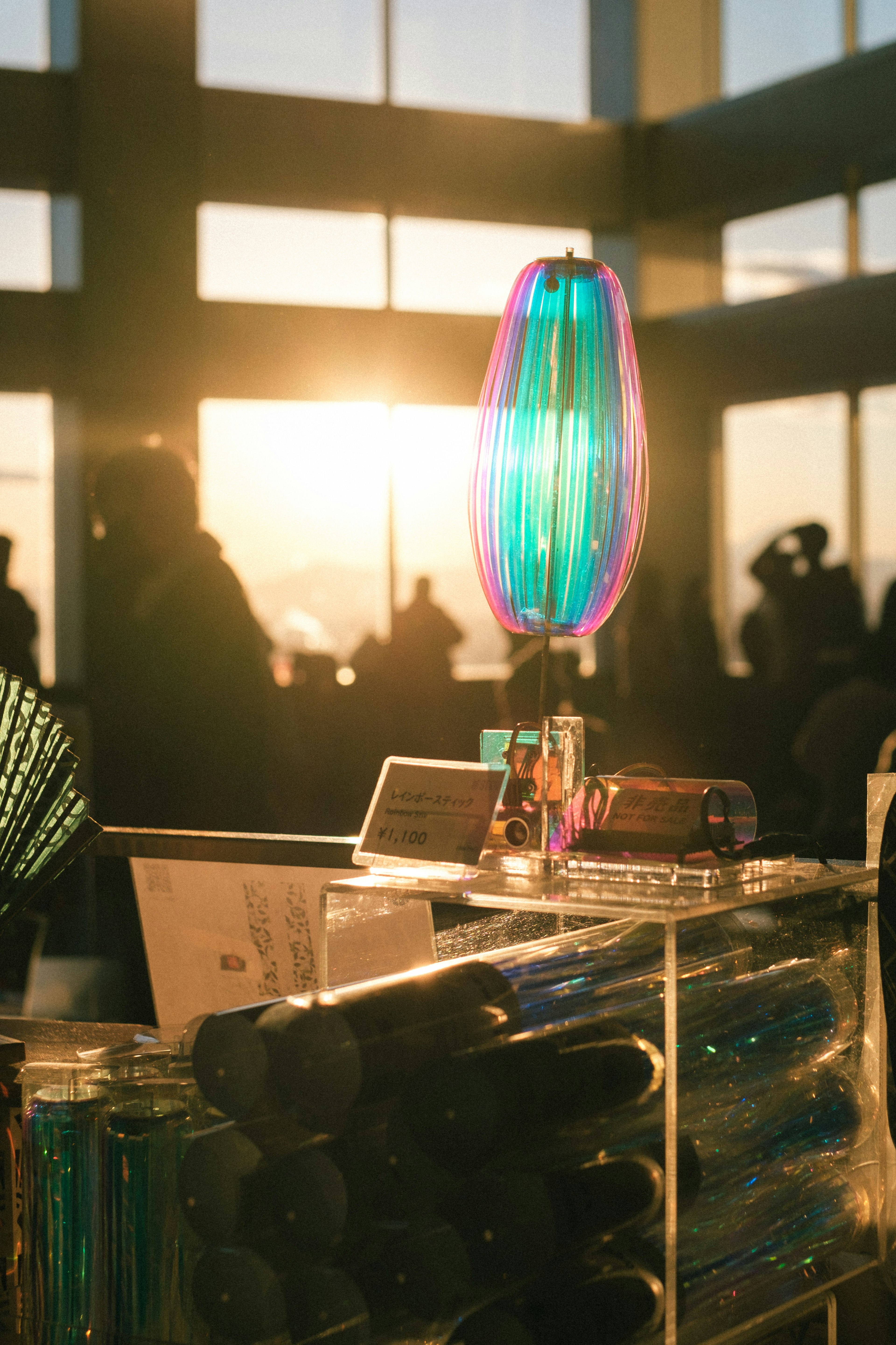 Lampada colorata e bancone del bar con sfondo di tramonto