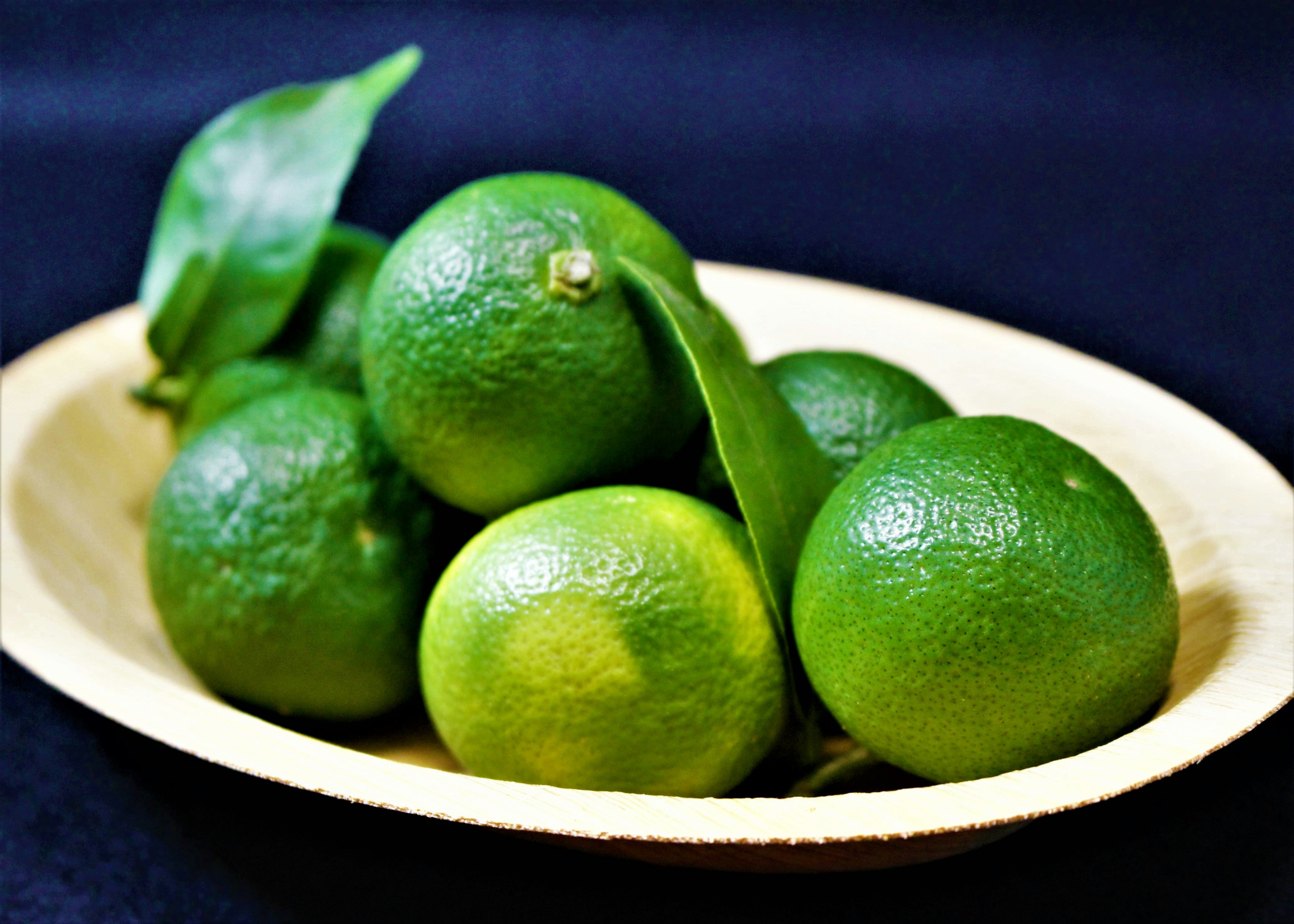 Une assiette avec des citrons verts joliment disposés