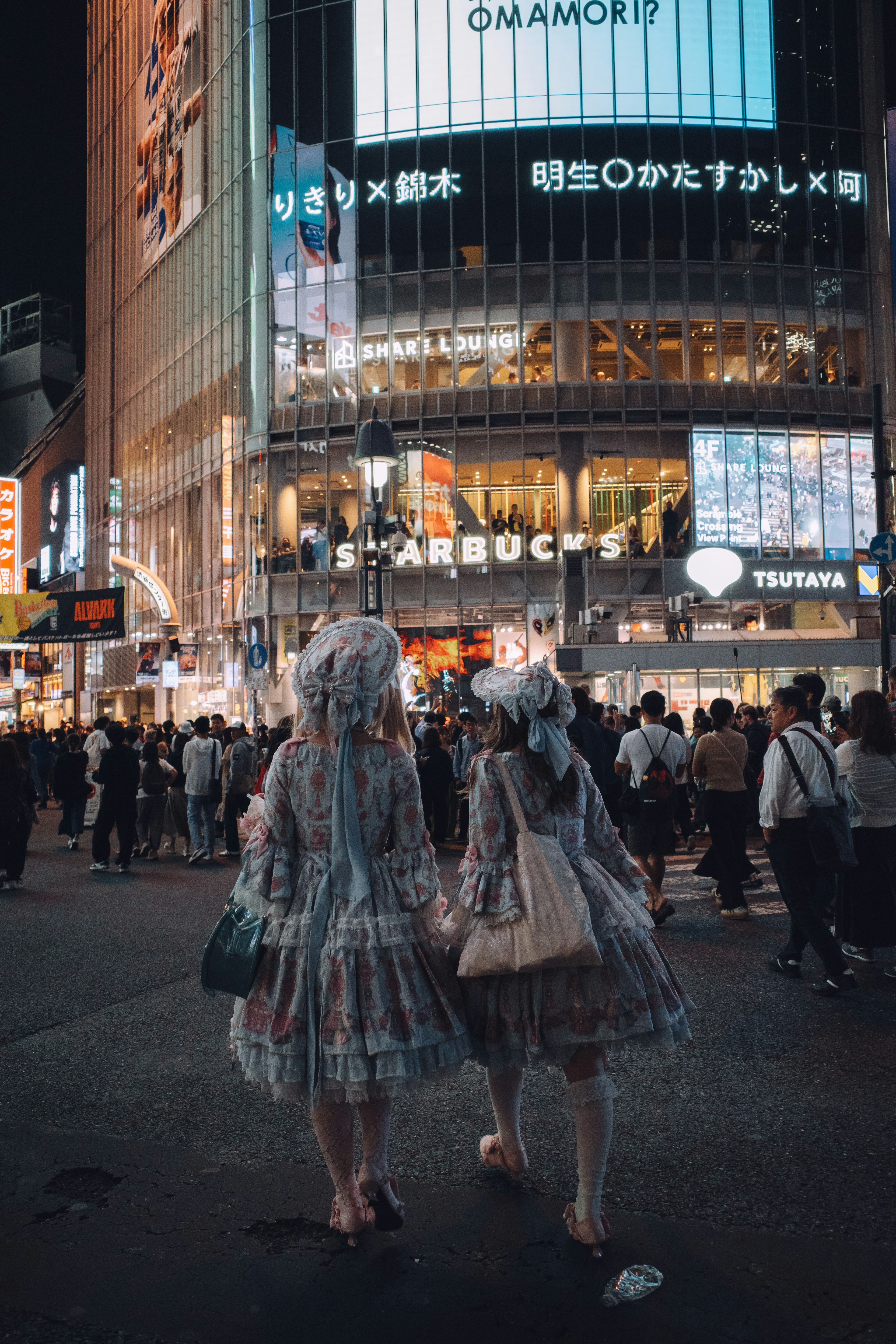 渋谷の繁華街でファッションを楽しむ二人の女性が歩いている